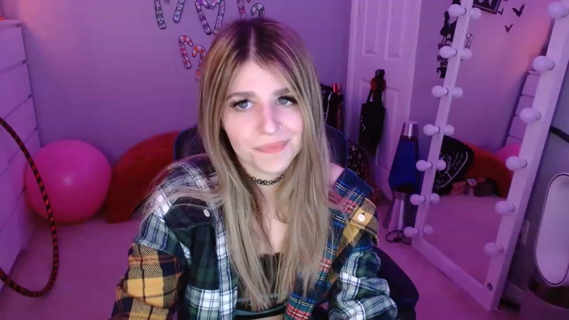 Gallery image thumbnail from Serafina's myfreecams stream on, 12/19/2022, 05:17 image 1 of 20