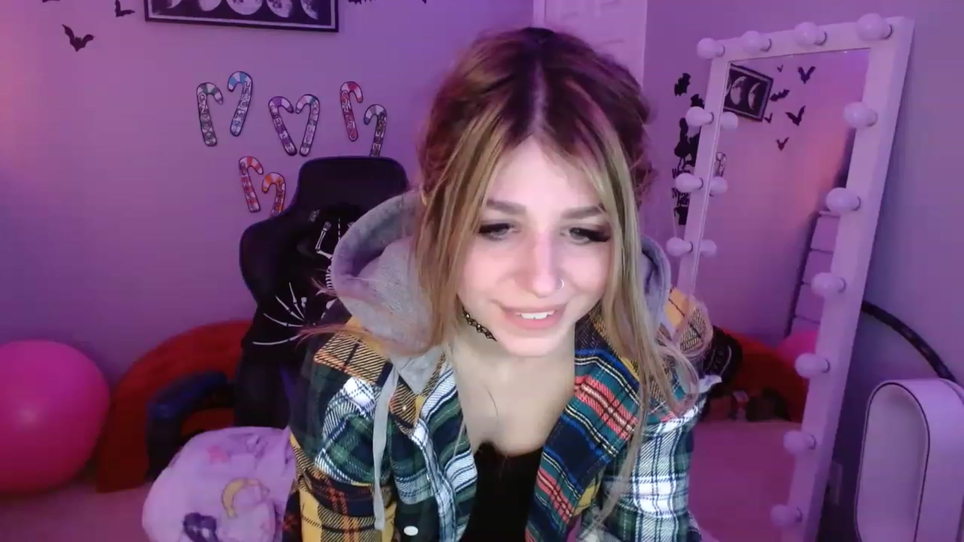 Gallery image thumbnail from Serafina's myfreecams stream on, 12/19/2022, 05:17 image 20 of 20
