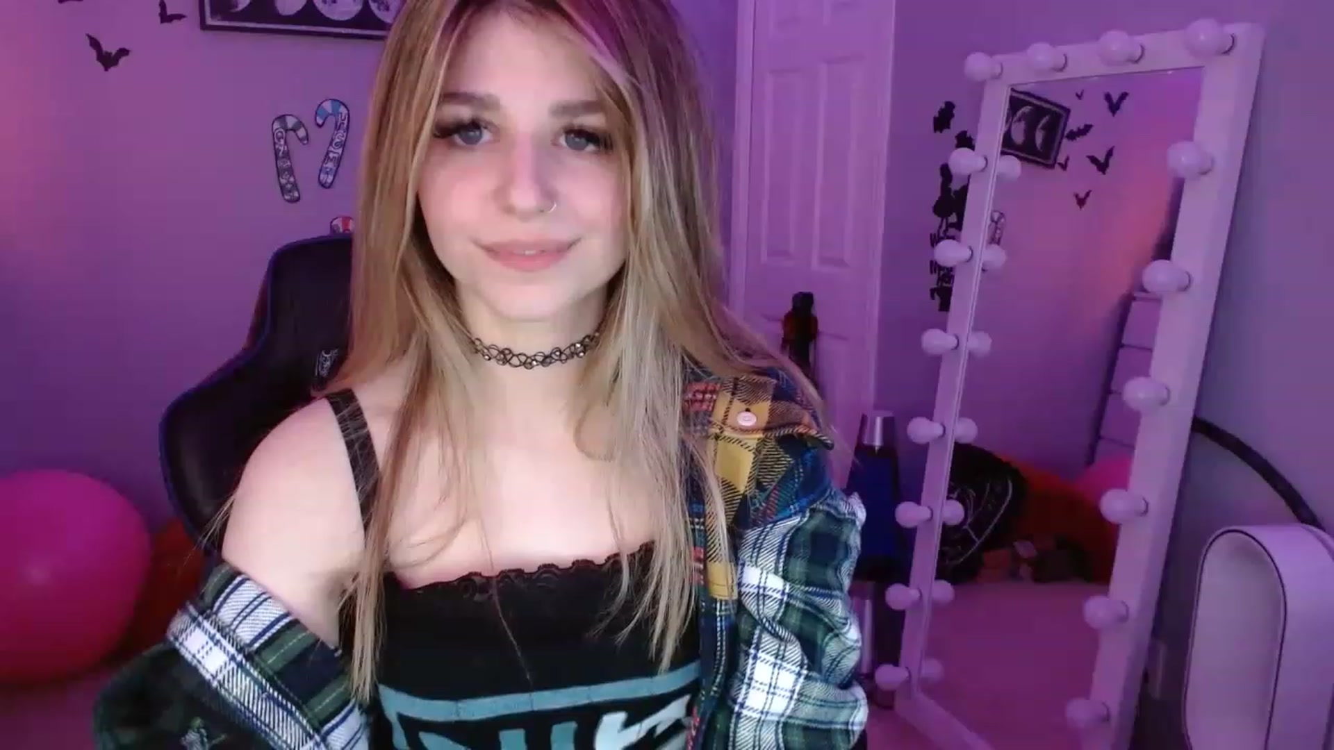 Gallery image thumbnail from Serafina's myfreecams stream on, 12/19/2022, 05:17 image 17 of 20