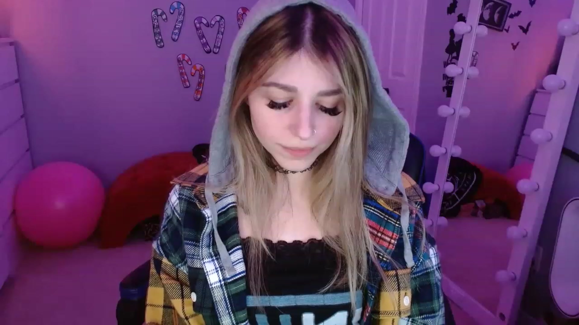 Gallery image thumbnail from Serafina's myfreecams stream on, 12/19/2022, 05:17 image 11 of 20