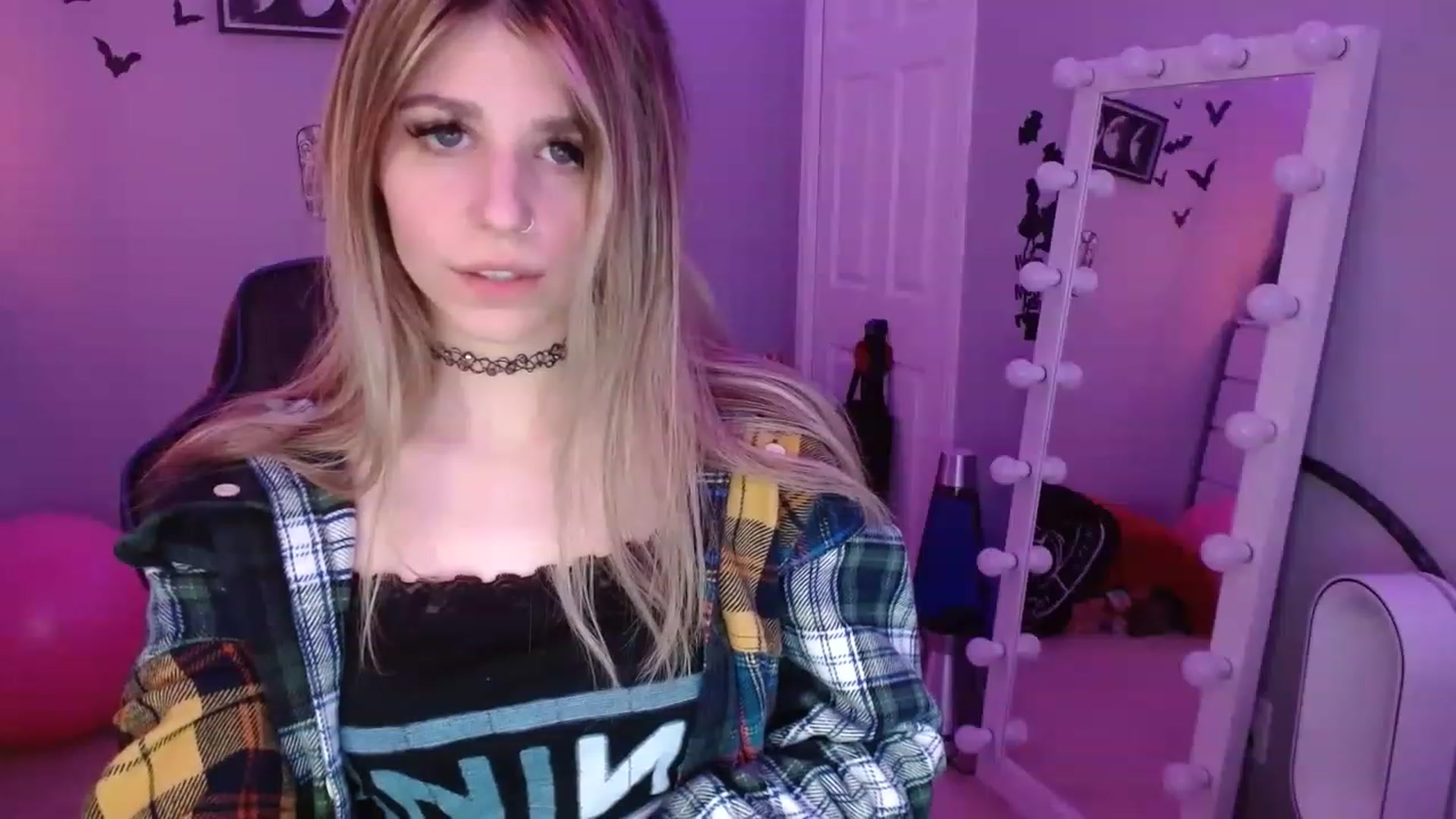 Gallery image thumbnail from Serafina's myfreecams stream on, 12/19/2022, 05:17 image 16 of 20