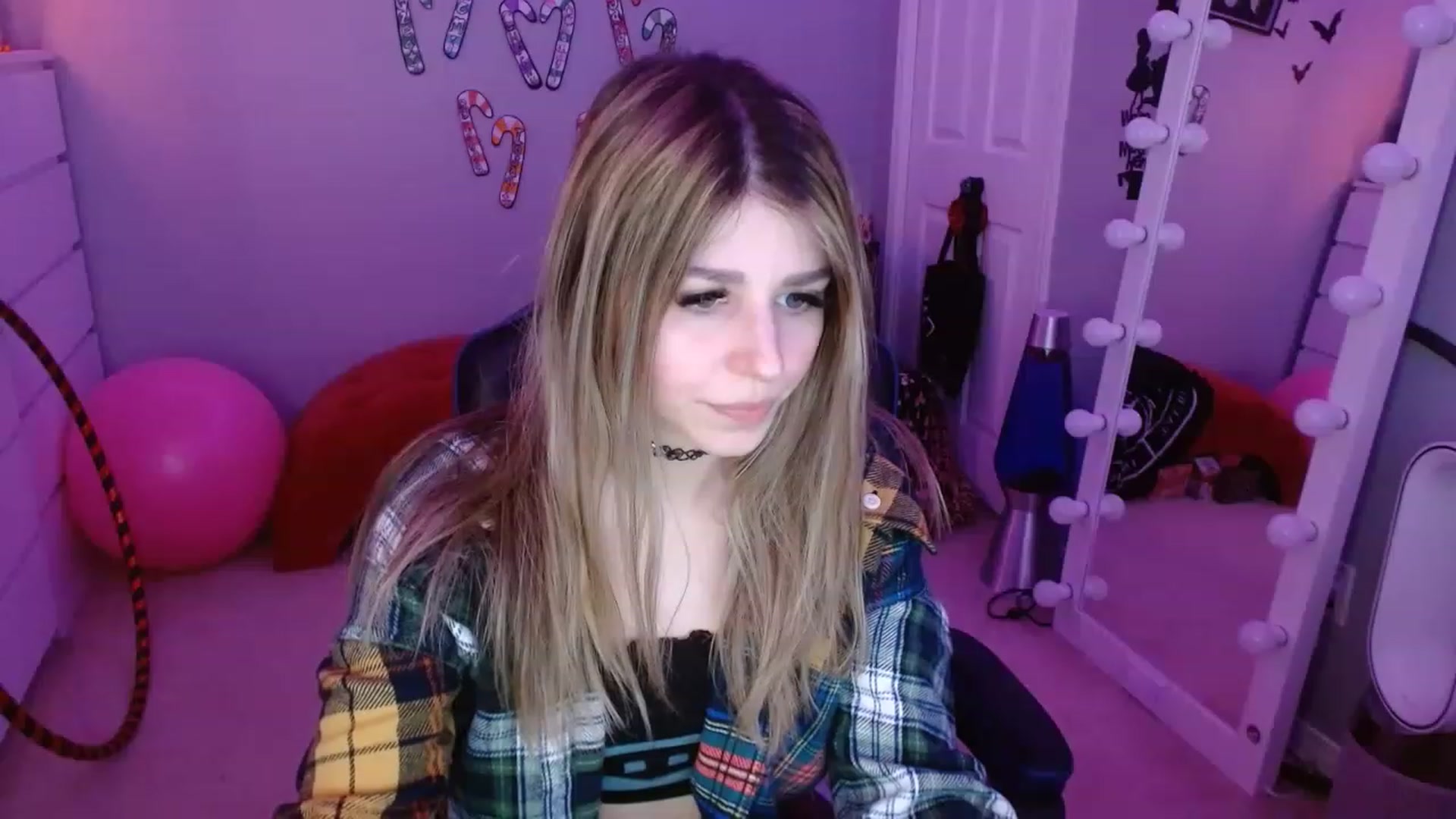 Gallery image thumbnail from Serafina's myfreecams stream on, 12/19/2022, 05:17 image 2 of 20