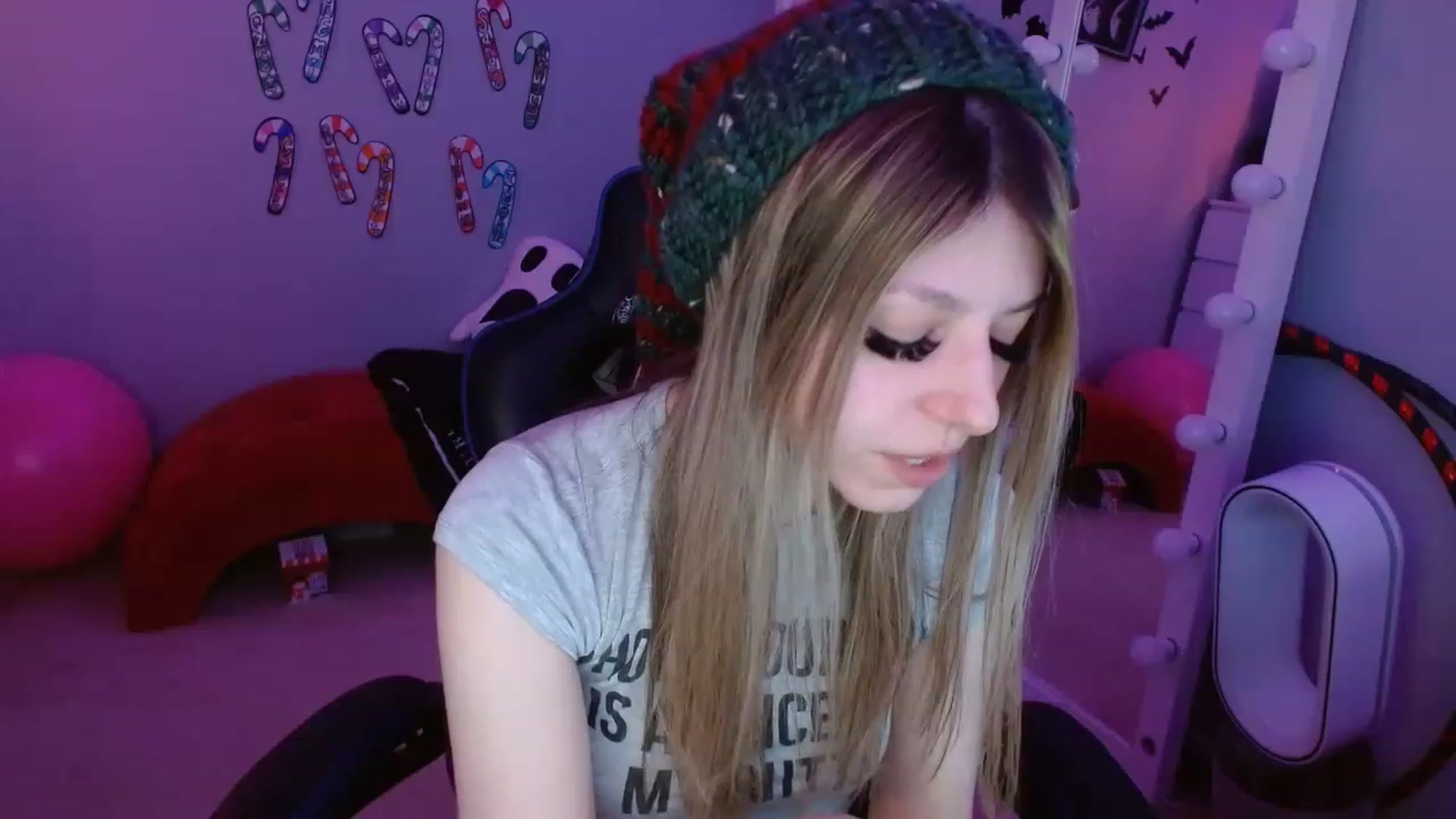 Gallery image thumbnail from Serafina's myfreecams stream on, 12/25/2022, 10:05 image 3 of 20