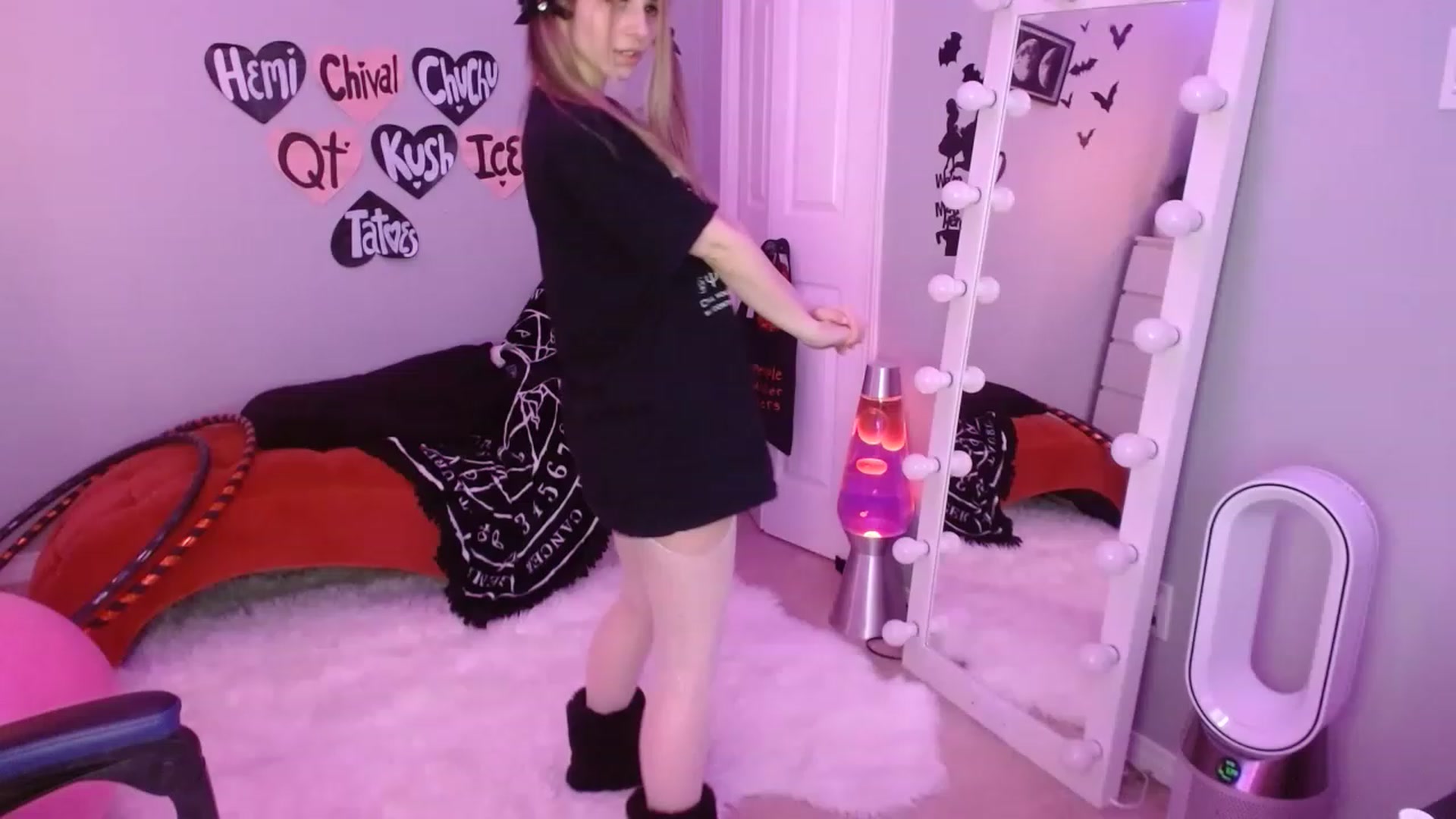 Gallery image thumbnail from Serafina's myfreecams stream on, 02/14/2023, 06:40 image 10 of 20