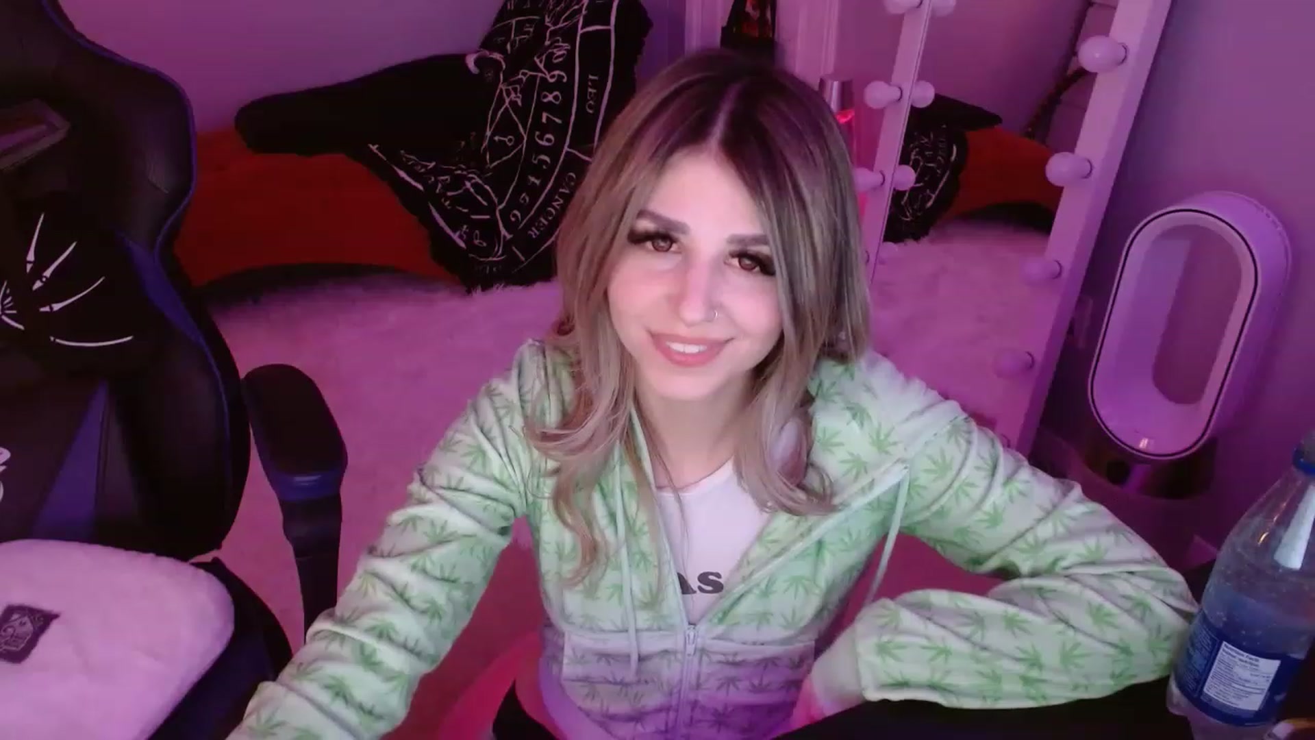 Gallery image thumbnail from Serafina's myfreecams stream on, 02/16/2023, 04:57 image 19 of 20