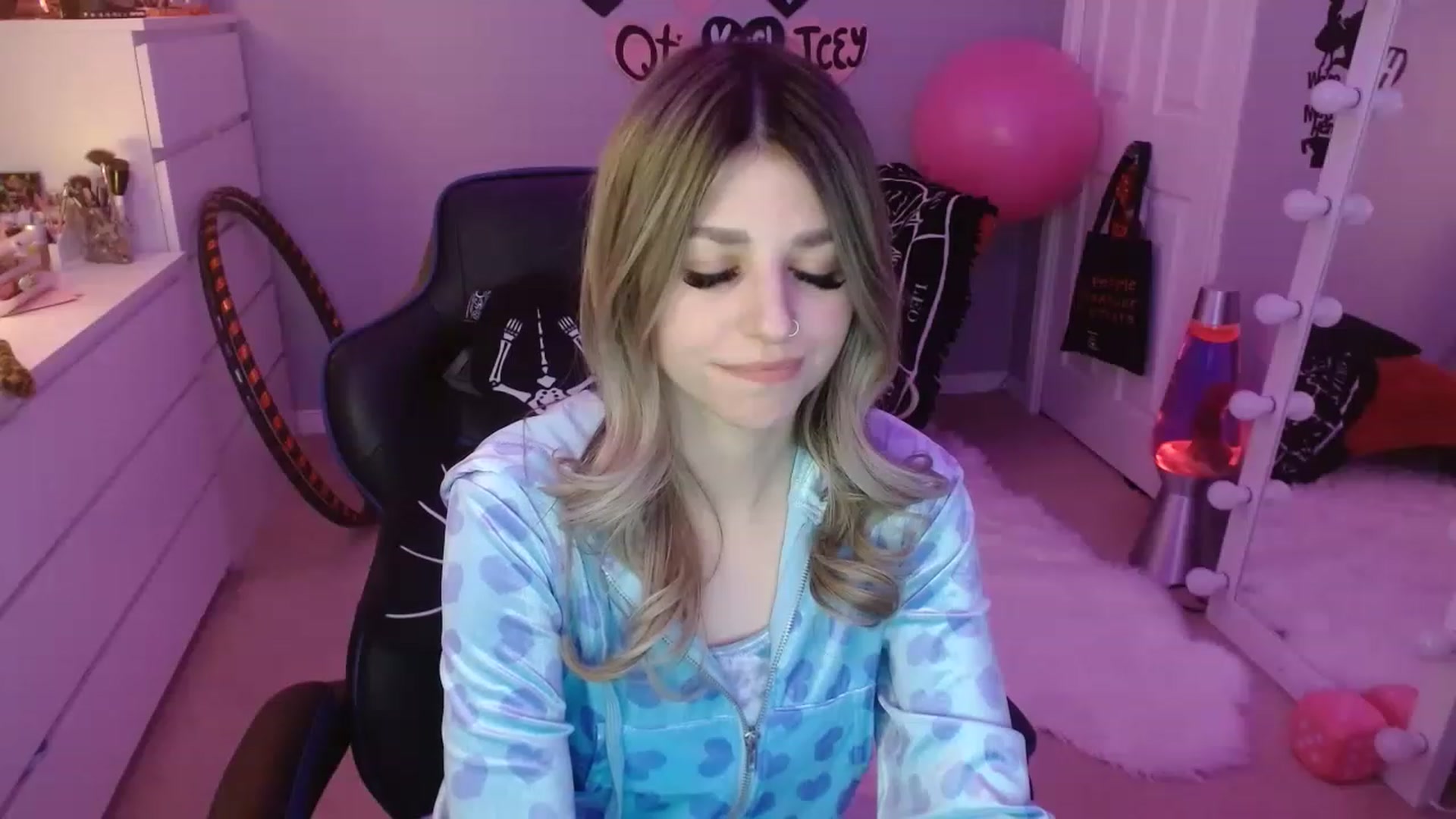 Gallery image thumbnail from Serafina's myfreecams stream on, 02/18/2023, 05:01 image 13 of 20