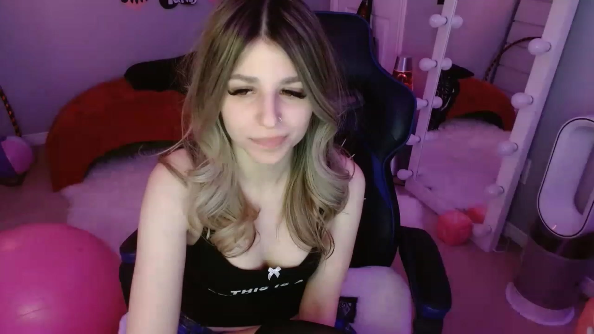 Gallery image thumbnail from Serafina's myfreecams stream on, 02/19/2023, 10:09 image 15 of 20