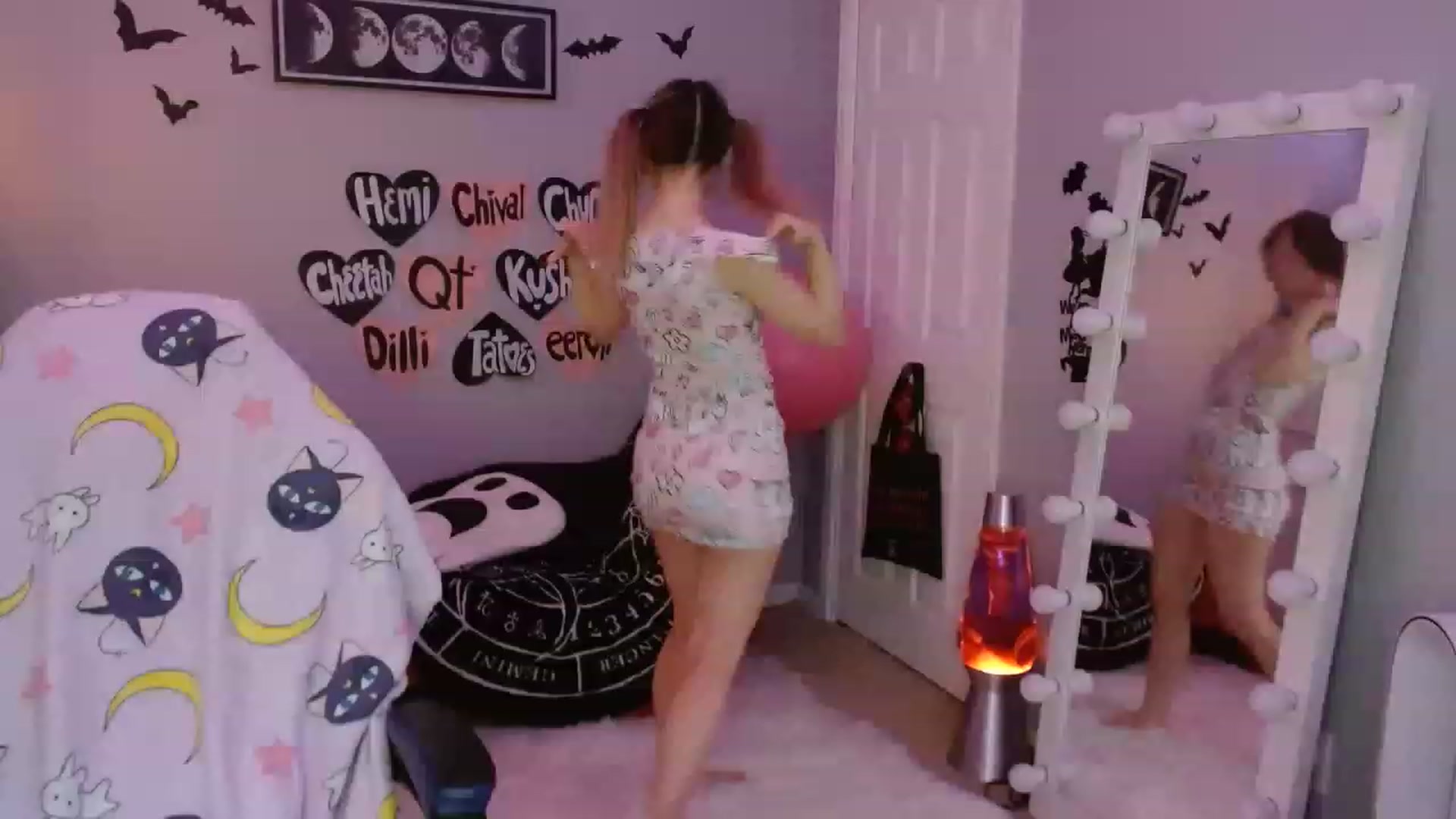Gallery image thumbnail from Serafina's myfreecams stream on, 03/19/2023, 08:20 image 4 of 20