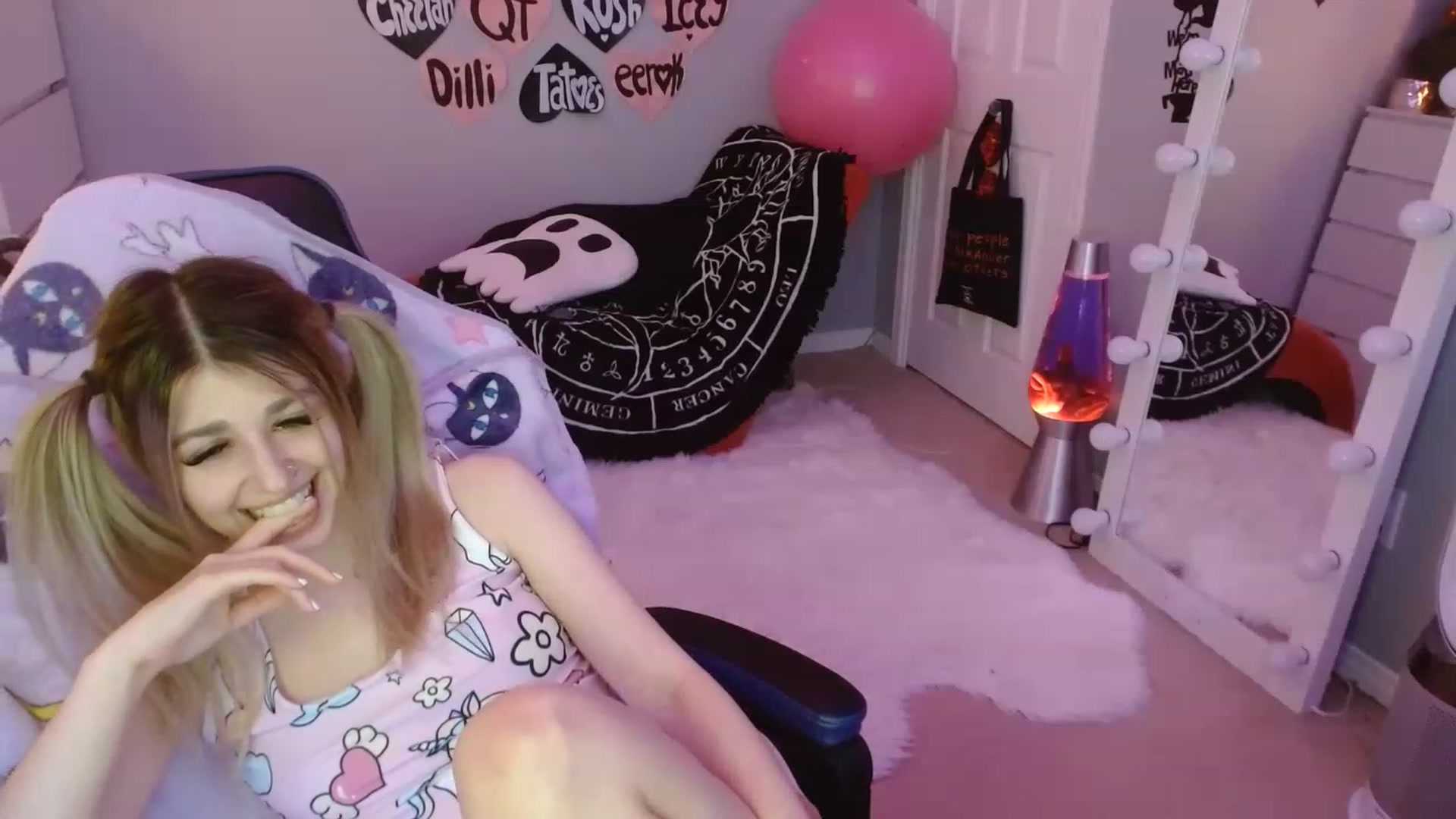 Gallery image thumbnail from Serafina's myfreecams stream on, 03/19/2023, 08:20 image 11 of 20