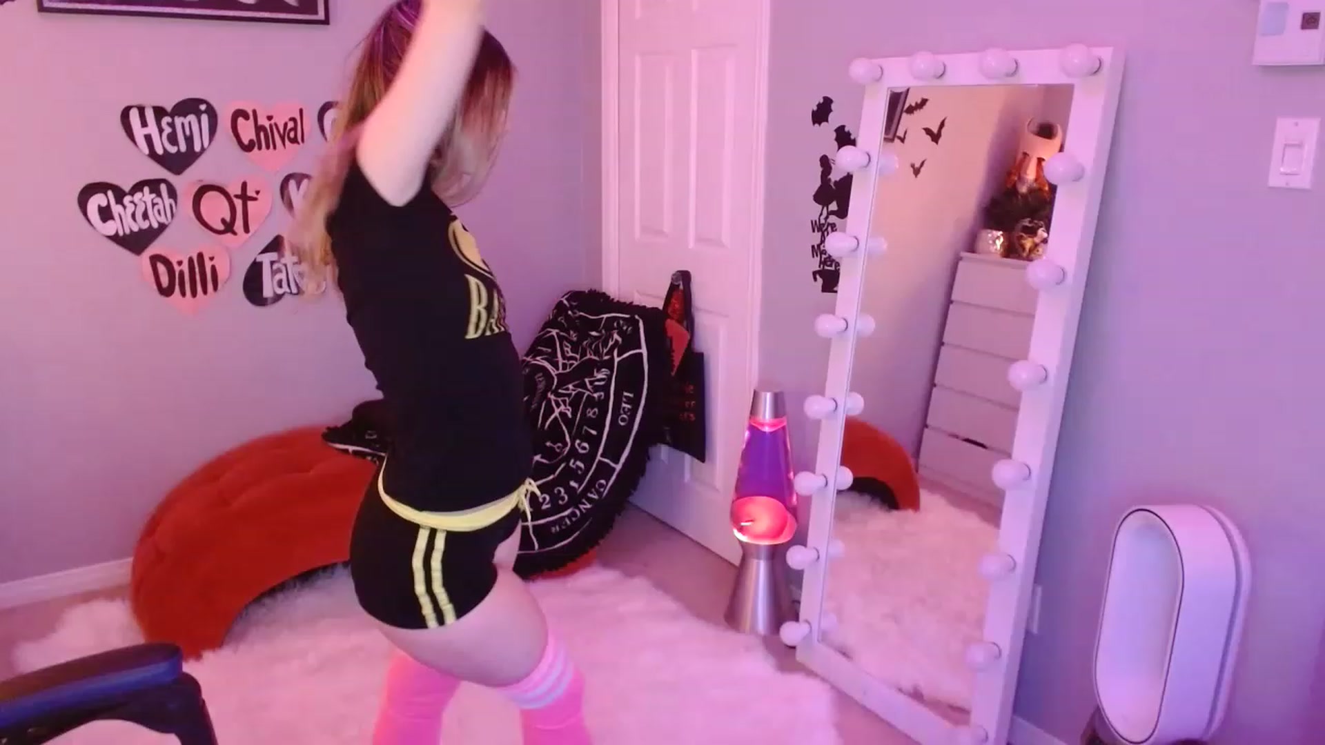 Gallery image thumbnail from Serafina's myfreecams stream on, 03/28/2023, 05:52 image 16 of 20