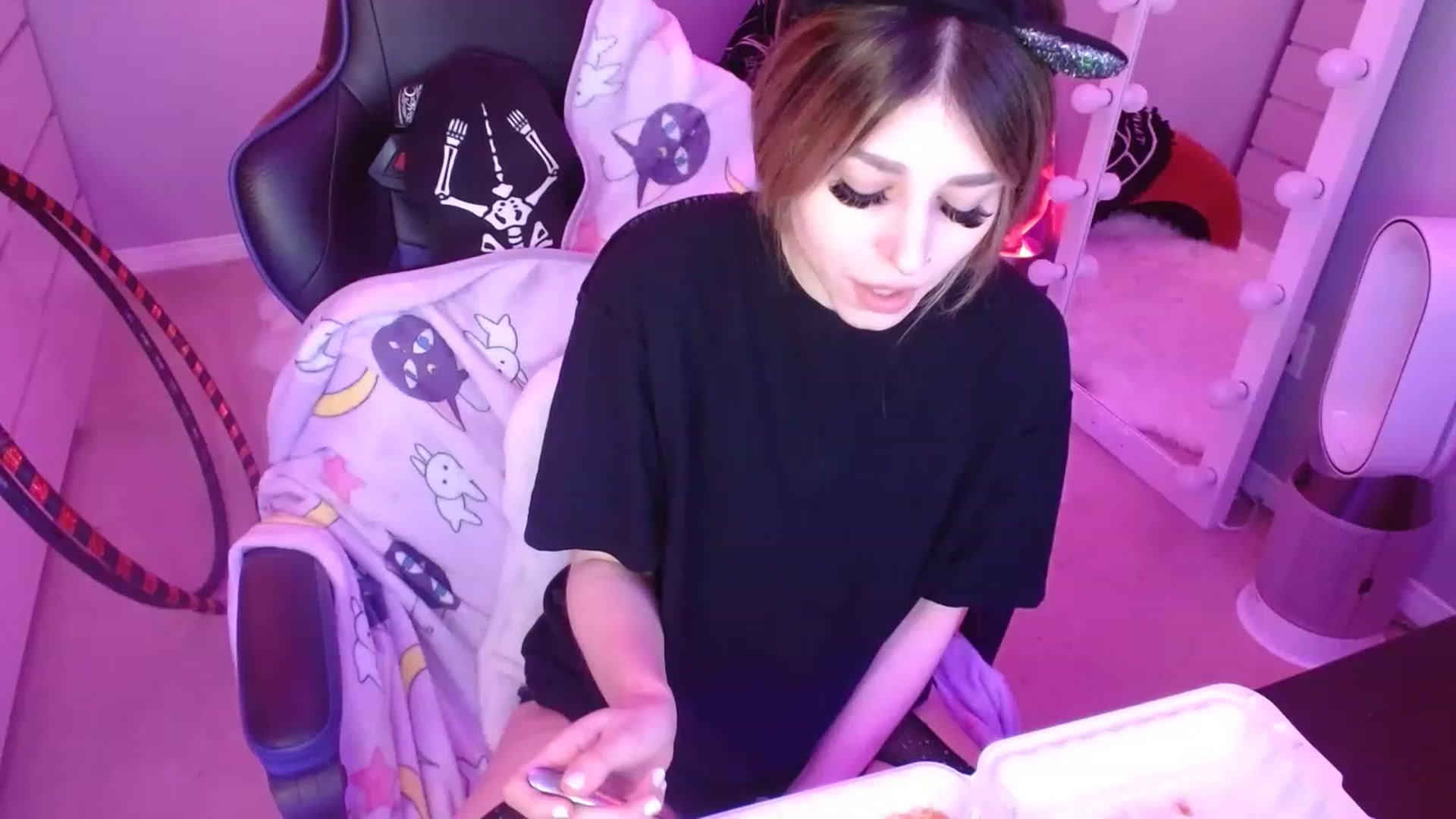 Gallery image thumbnail from Serafina's myfreecams stream on, 04/02/2023, 01:44 image 1 of 20