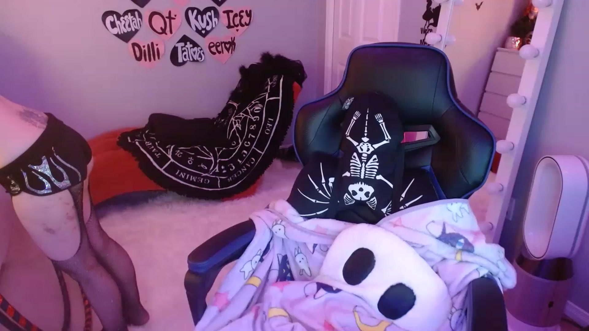 Gallery image thumbnail from Serafina's myfreecams stream on, 04/02/2023, 01:44 image 14 of 20