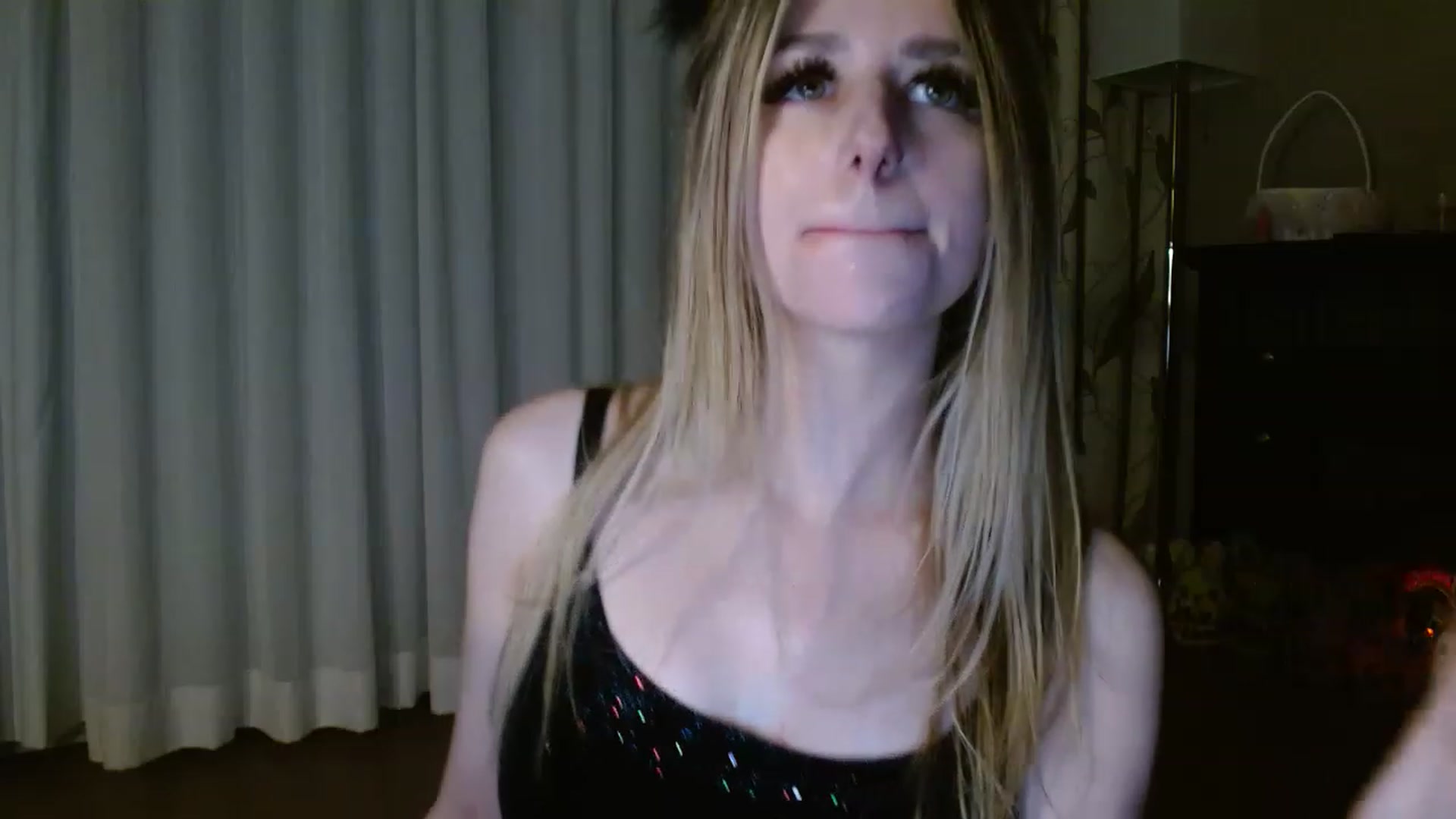 Gallery image thumbnail from Serafina's myfreecams stream on, 04/08/2023, 08:10 image 16 of 20