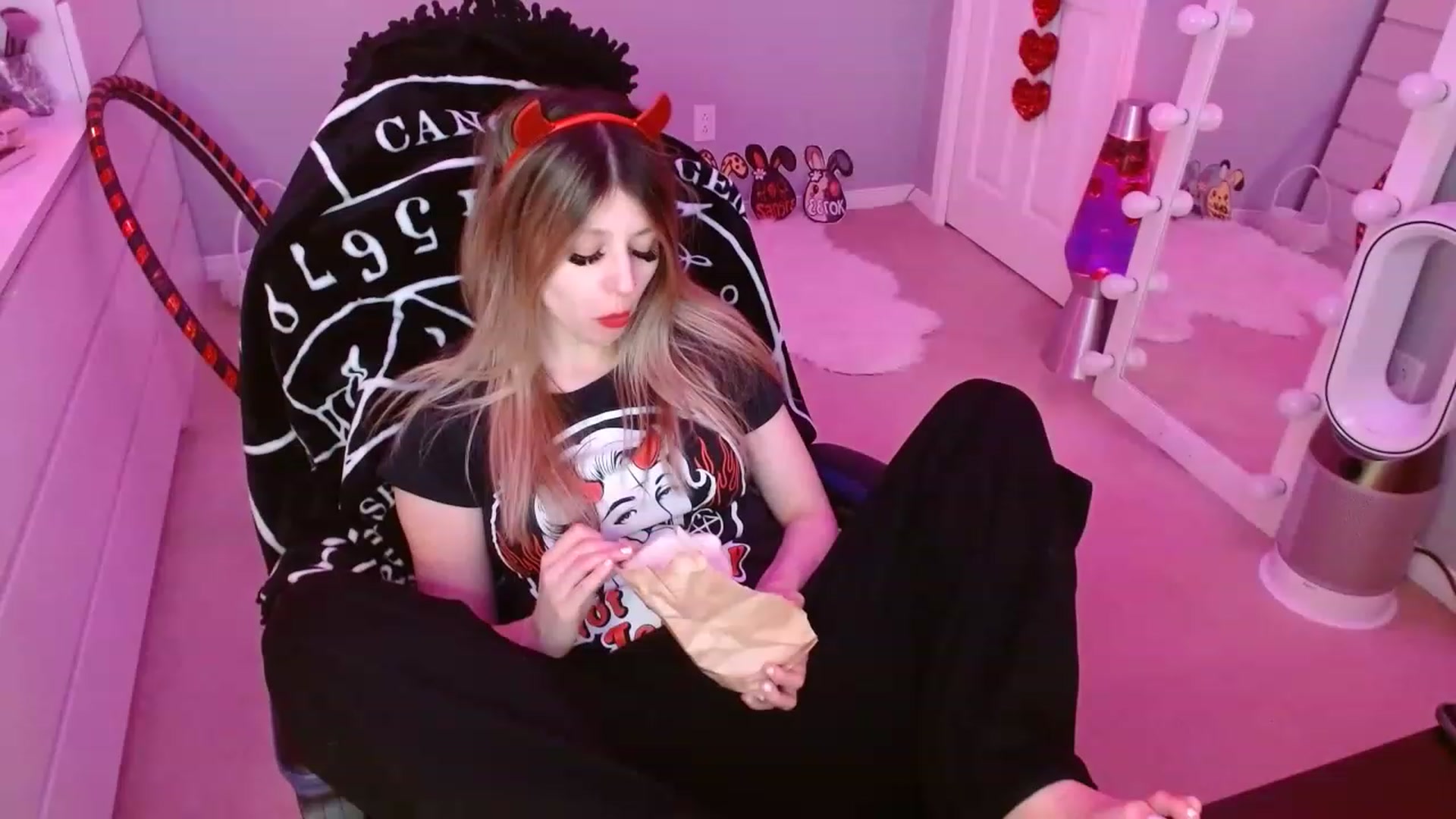 Gallery image thumbnail from Serafina's myfreecams stream on, 04/09/2023, 10:40 image 20 of 20