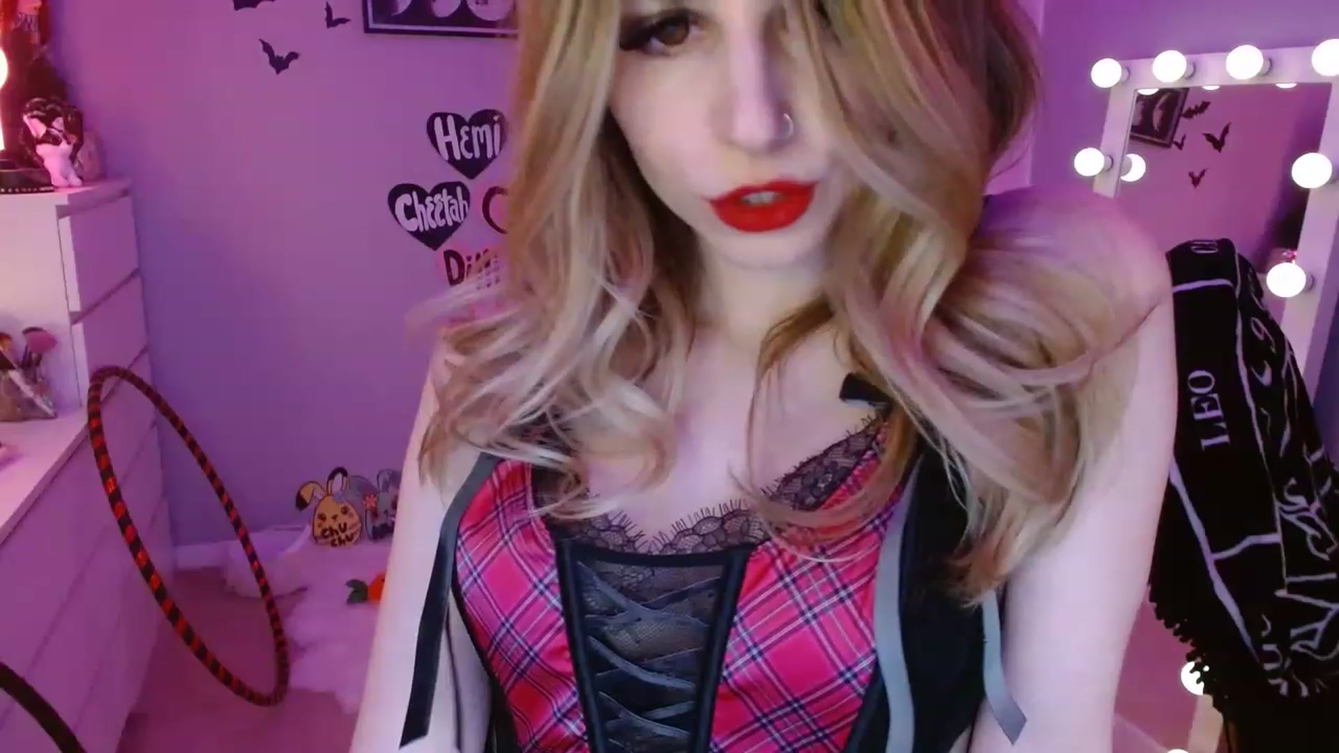 Gallery image thumbnail from Serafina's myfreecams stream on, 04/16/2023, 05:52 image 10 of 20
