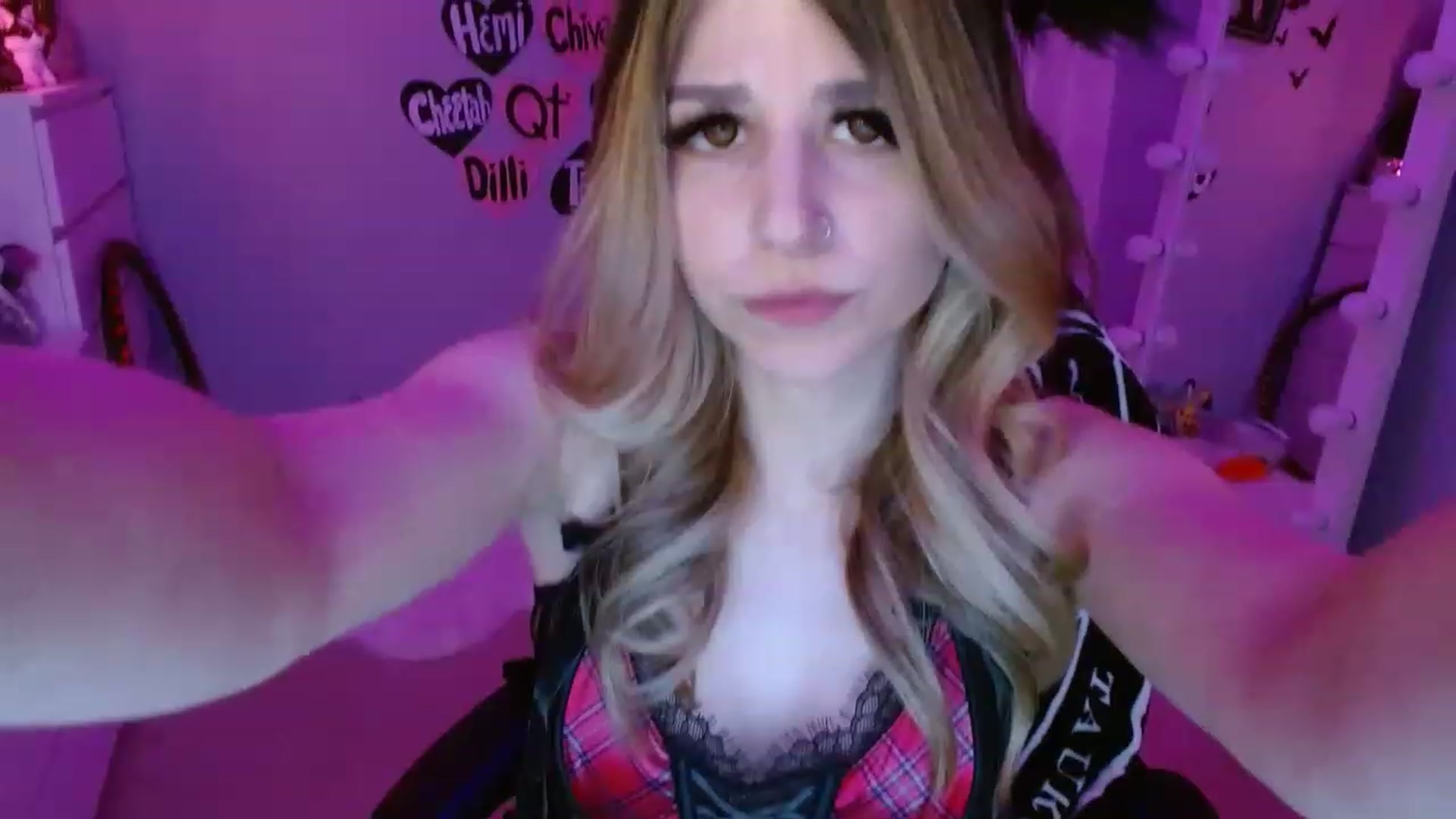 Gallery image thumbnail from Serafina's myfreecams stream on, 04/16/2023, 05:52 image 3 of 20