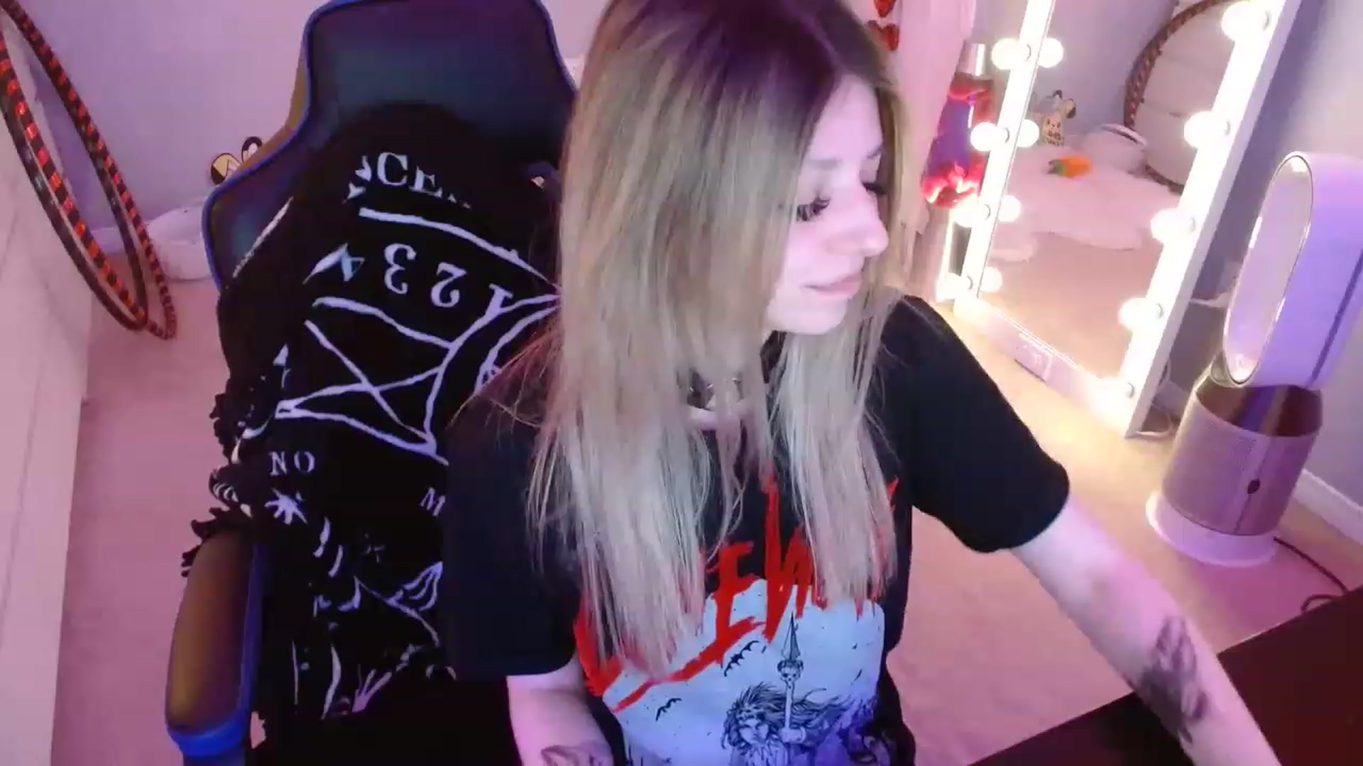 Gallery image thumbnail from Serafina's myfreecams stream on, 04/19/2023, 05:23 image 10 of 20