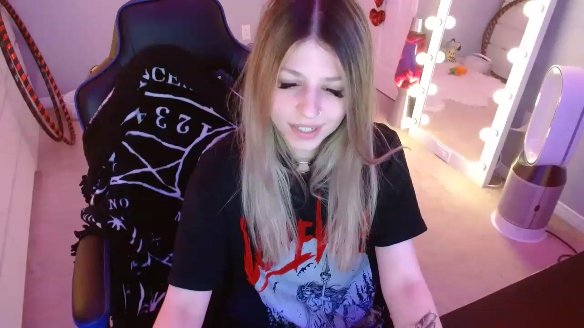 Gallery image thumbnail from Serafina's myfreecams stream on, 04/19/2023, 05:23 image 14 of 20