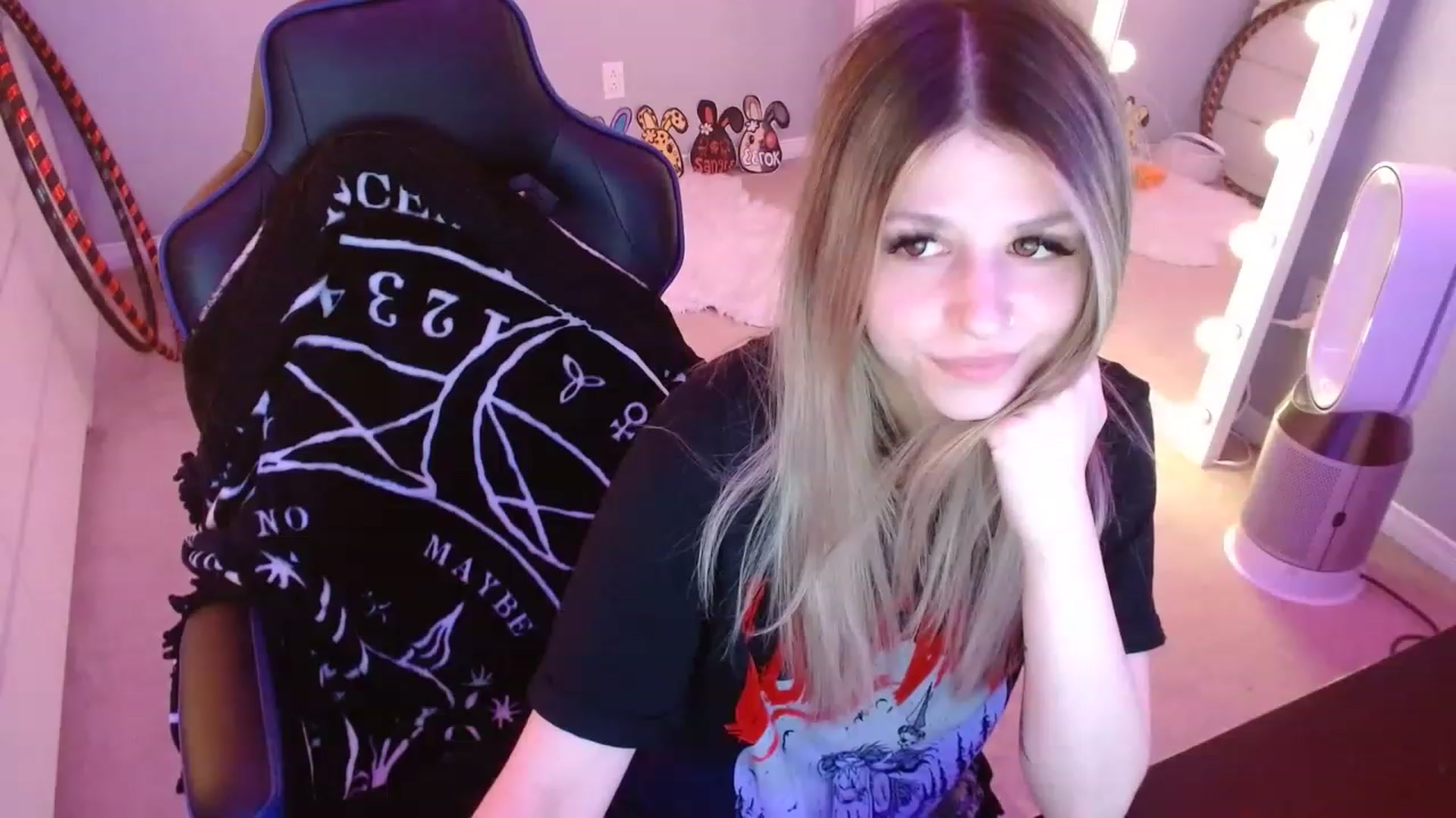 Gallery image thumbnail from Serafina's myfreecams stream on, 04/19/2023, 05:23 image 13 of 20