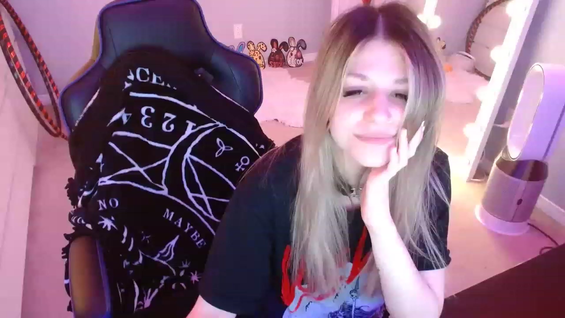 Gallery image thumbnail from Serafina's myfreecams stream on, 04/19/2023, 05:23 image 12 of 20