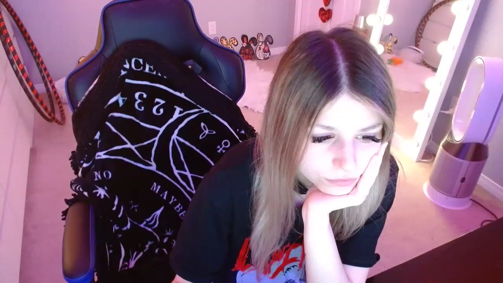 Gallery image thumbnail from Serafina's myfreecams stream on, 04/19/2023, 05:23 image 5 of 20