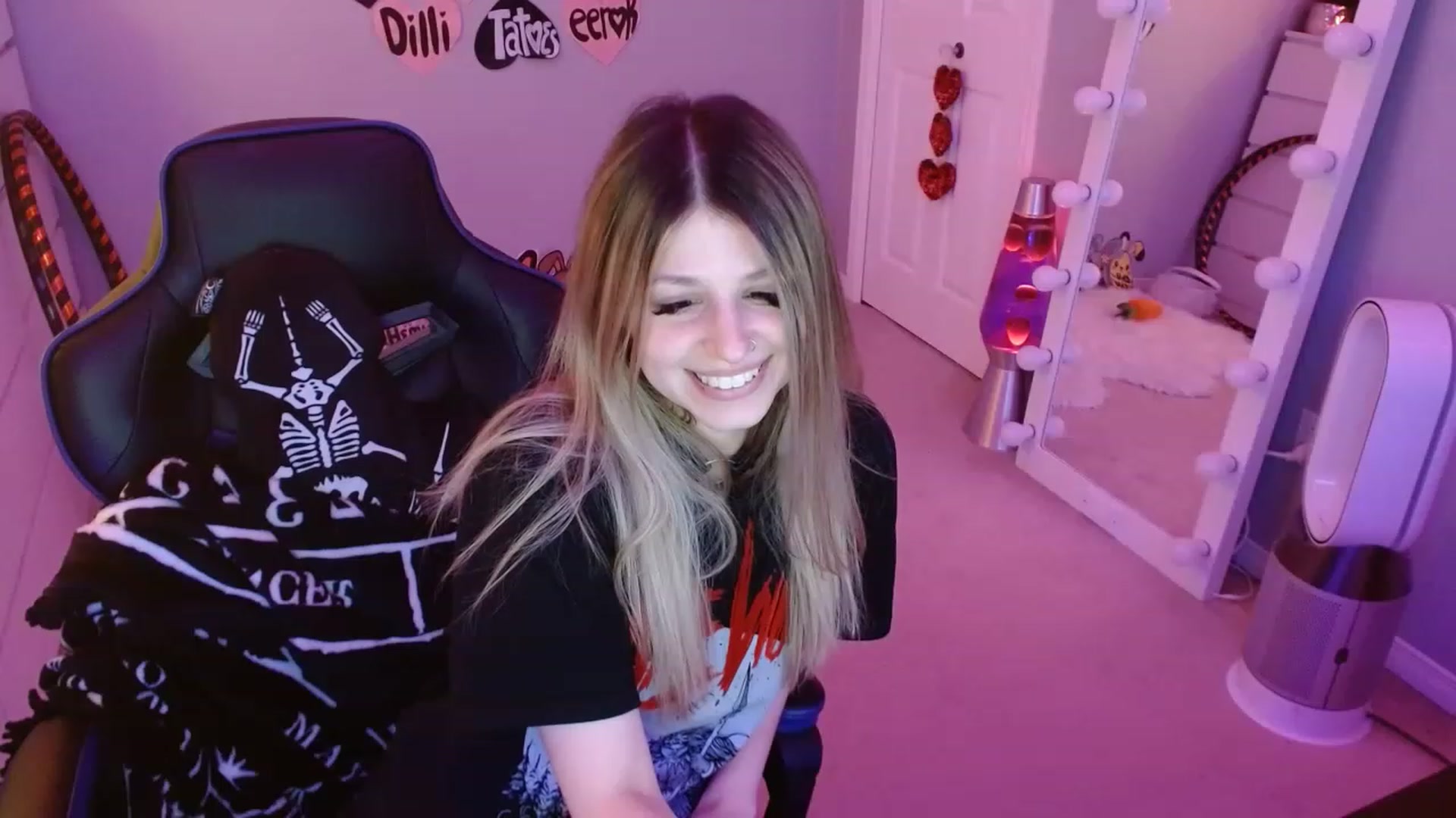 Gallery image thumbnail from Serafina's myfreecams stream on, 04/19/2023, 07:21 image 14 of 20