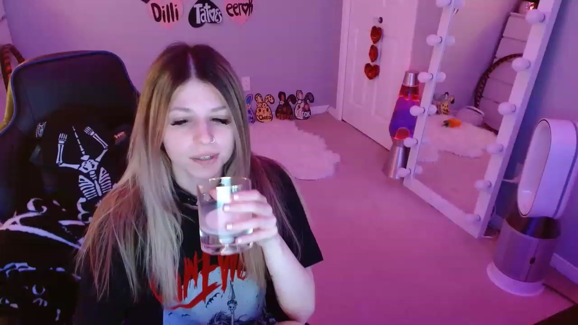 Gallery image thumbnail from Serafina's myfreecams stream on, 04/19/2023, 07:21 image 8 of 20