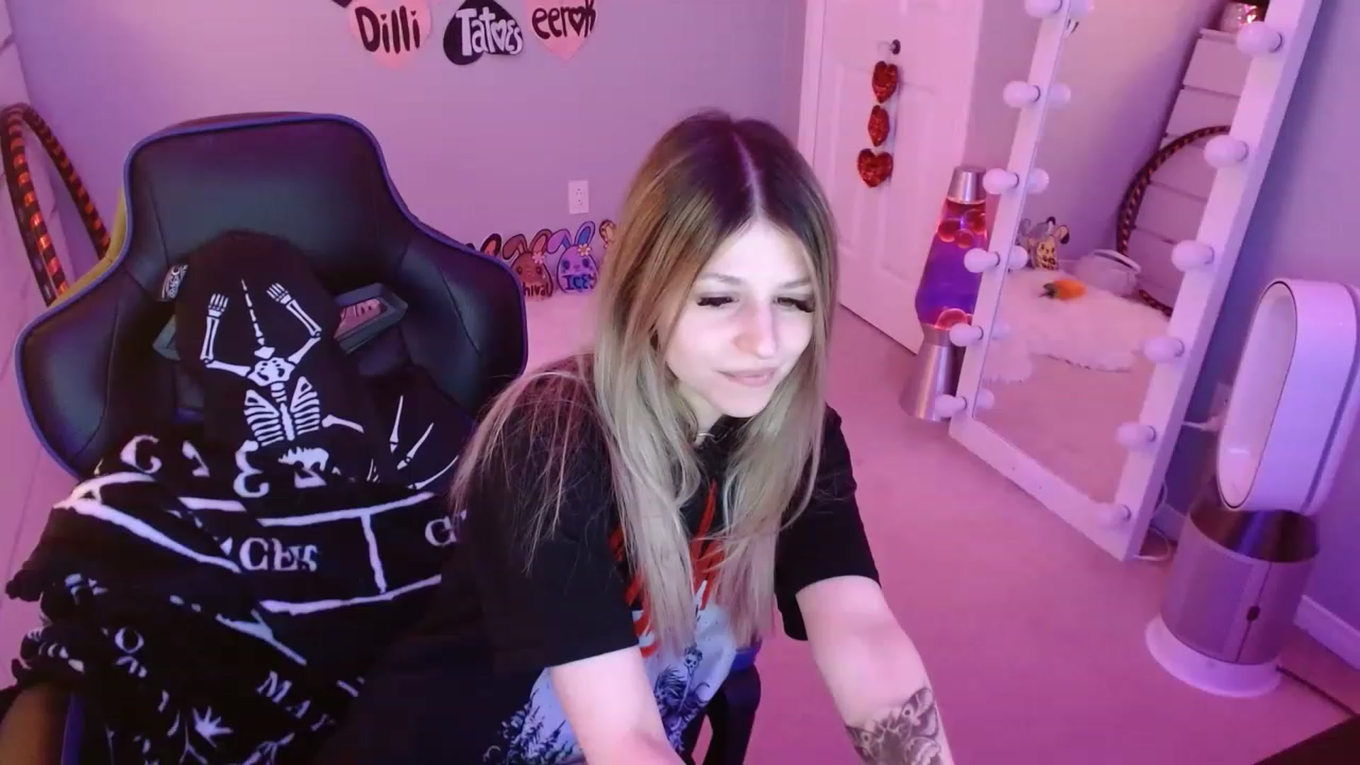 Gallery image thumbnail from Serafina's myfreecams stream on, 04/19/2023, 07:21 image 11 of 20