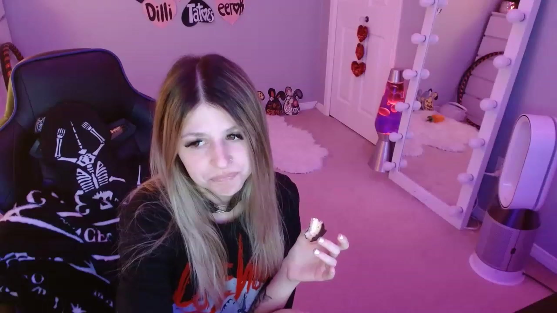 Gallery image thumbnail from Serafina's myfreecams stream on, 04/19/2023, 07:21 image 7 of 20