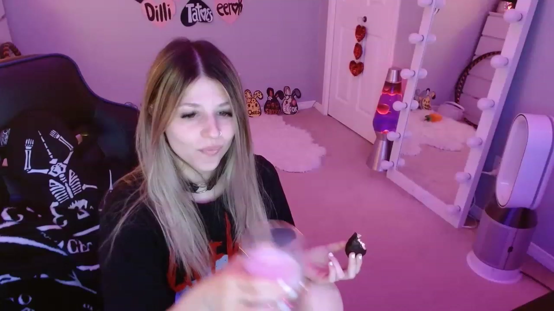 Gallery image thumbnail from Serafina's myfreecams stream on, 04/19/2023, 07:21 image 6 of 20
