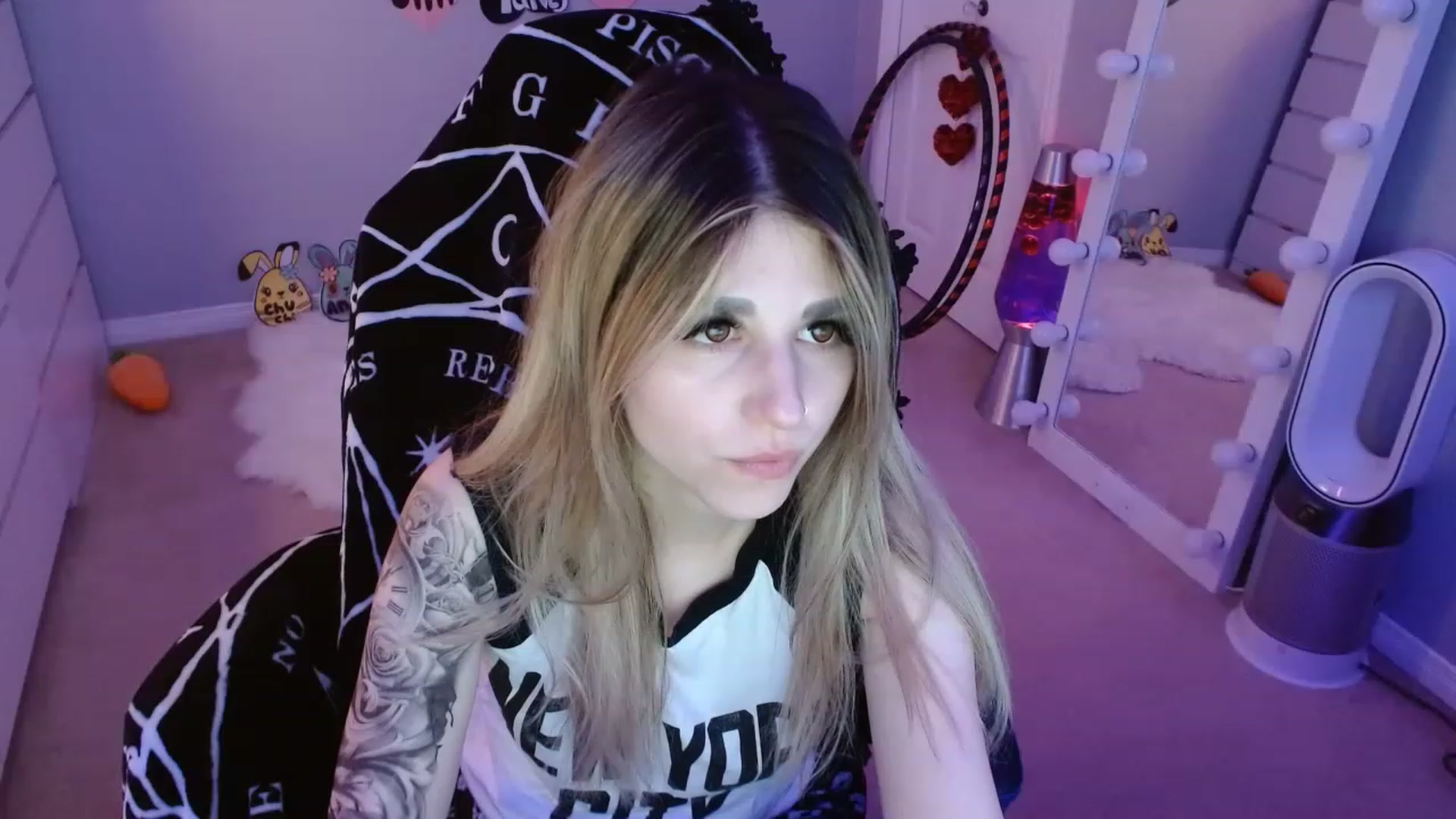 Gallery image thumbnail from Serafina's myfreecams stream on, 04/23/2023, 07:48 image 18 of 20