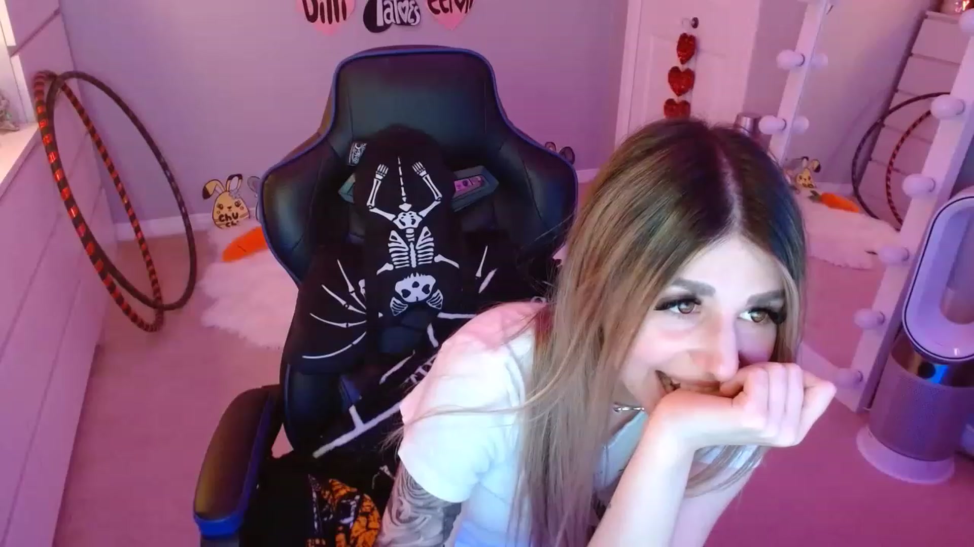Gallery image thumbnail from Serafina's myfreecams stream on, 04/25/2023, 04:53 image 19 of 20