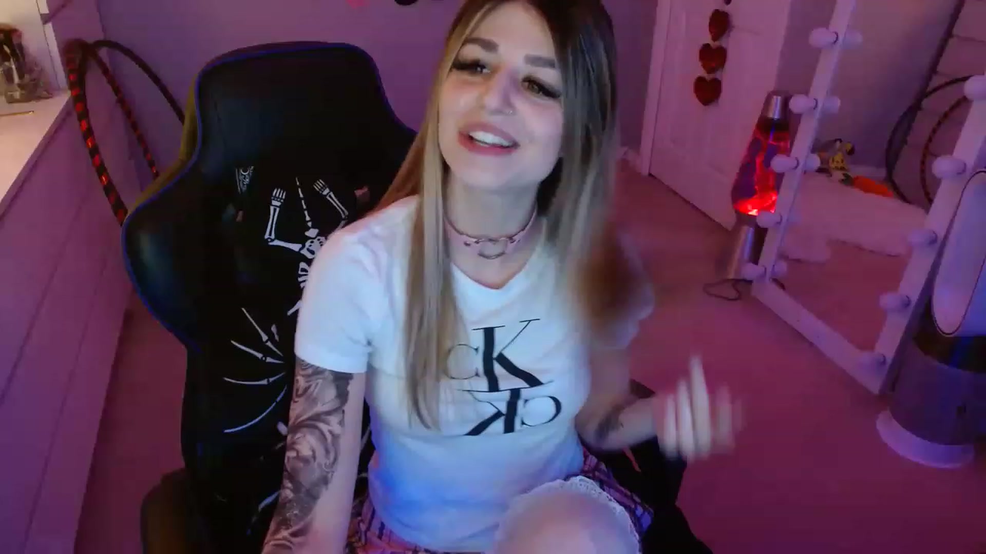Gallery image thumbnail from Serafina's myfreecams stream on, 04/25/2023, 04:53 image 6 of 20