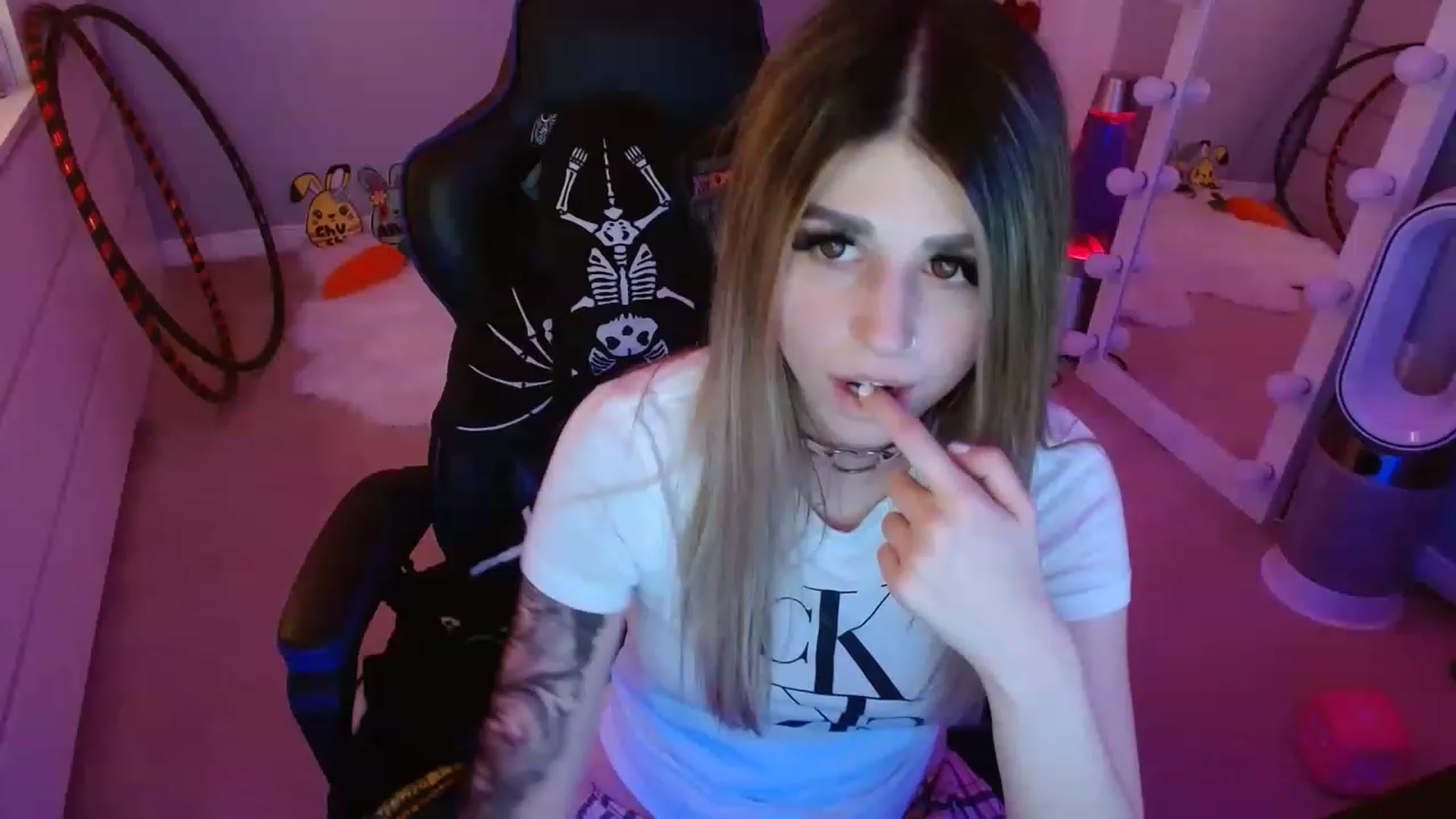 Gallery image thumbnail from Serafina's myfreecams stream on, 04/25/2023, 05:39 image 4 of 20