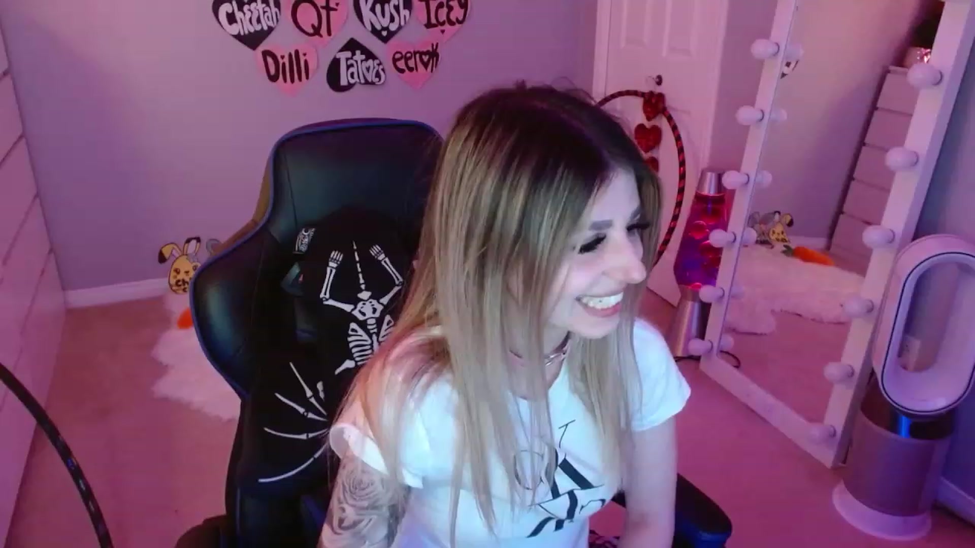 Gallery image thumbnail from Serafina's myfreecams stream on, 04/26/2023, 05:39 image 6 of 20