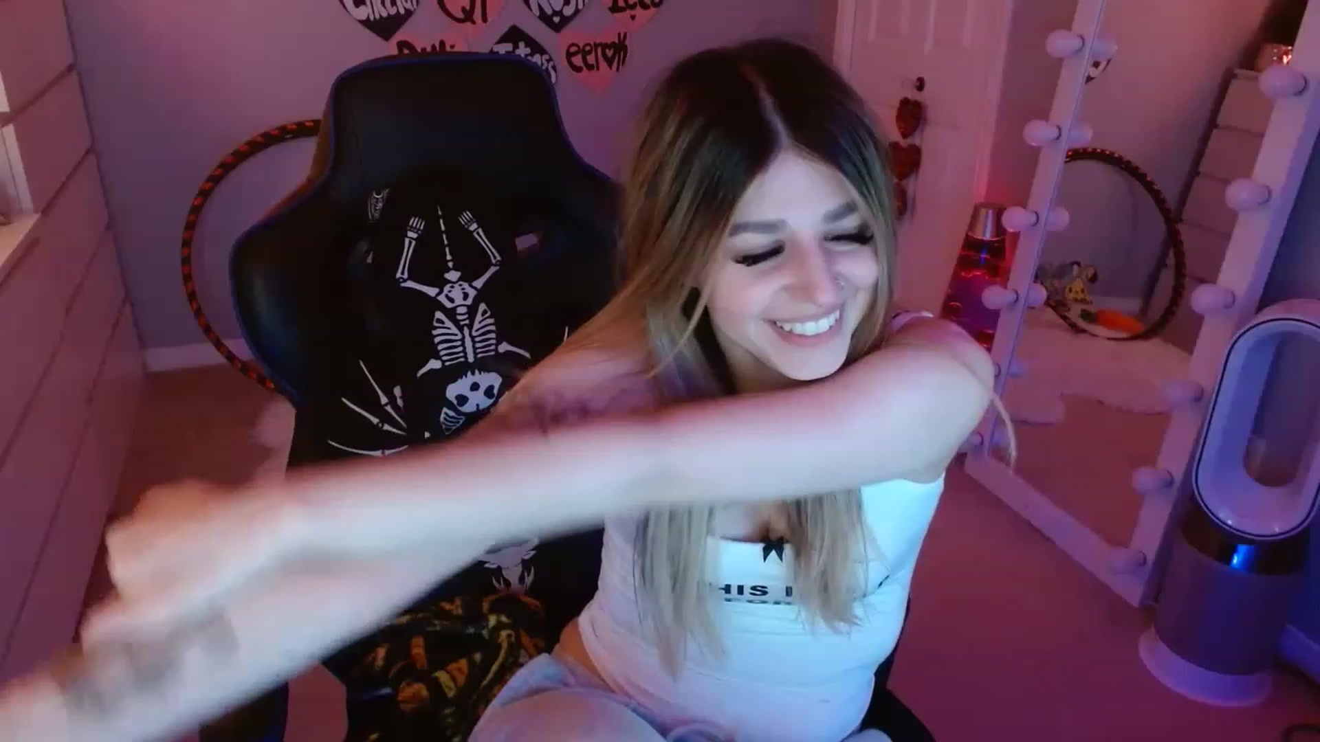 Gallery image thumbnail from Serafina's myfreecams stream on, 04/28/2023, 07:07 image 7 of 20