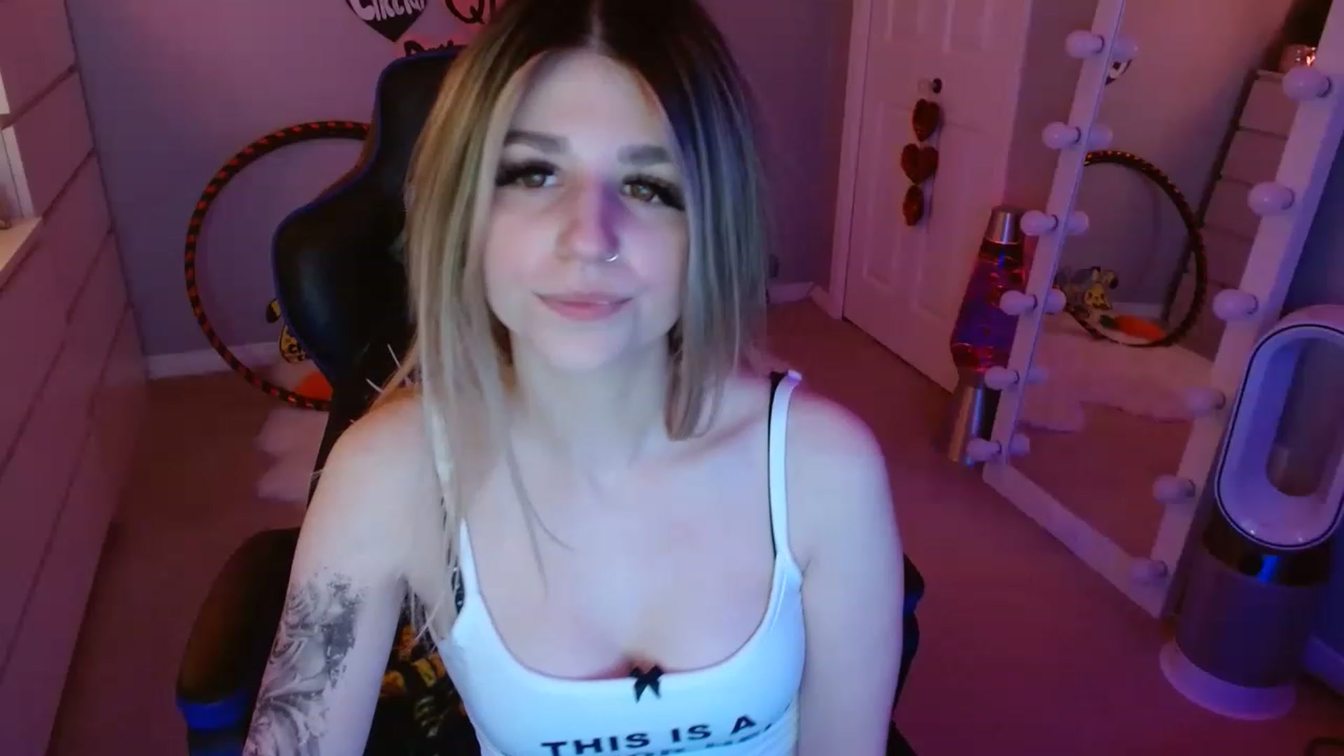 Gallery image thumbnail from Serafina's myfreecams stream on, 04/28/2023, 07:07 image 18 of 20