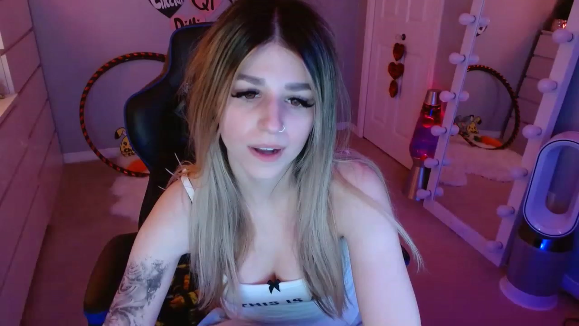 Gallery image thumbnail from Serafina's myfreecams stream on, 04/28/2023, 07:07 image 4 of 20