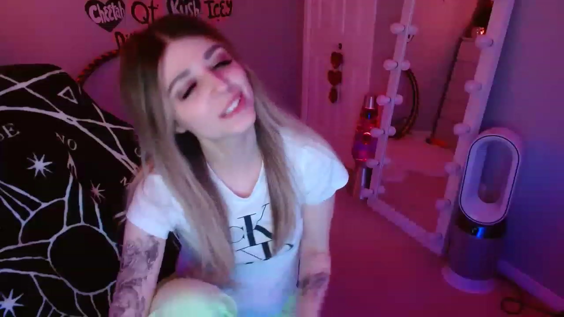 Gallery image thumbnail from Serafina's myfreecams stream on, 04/29/2023, 09:00 image 9 of 20