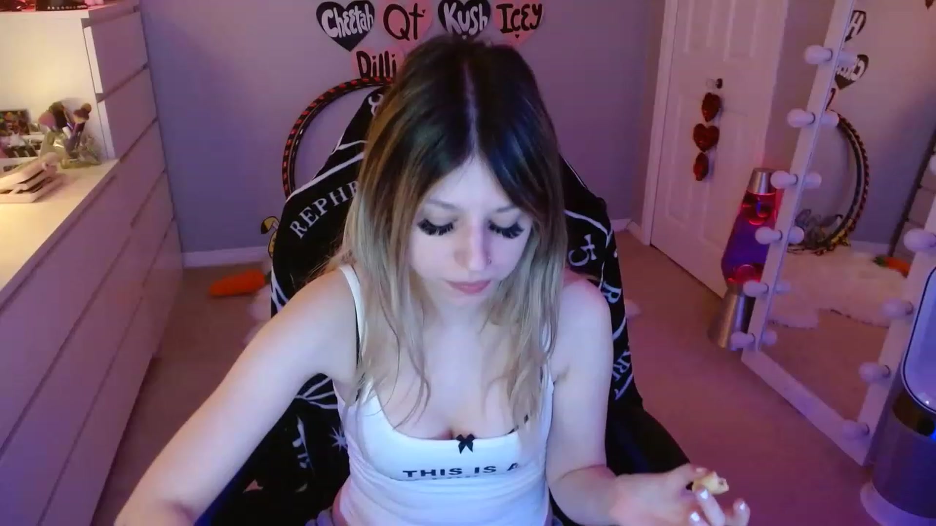 Gallery image thumbnail from Serafina's myfreecams stream on, 04/30/2023, 06:14 image 4 of 20