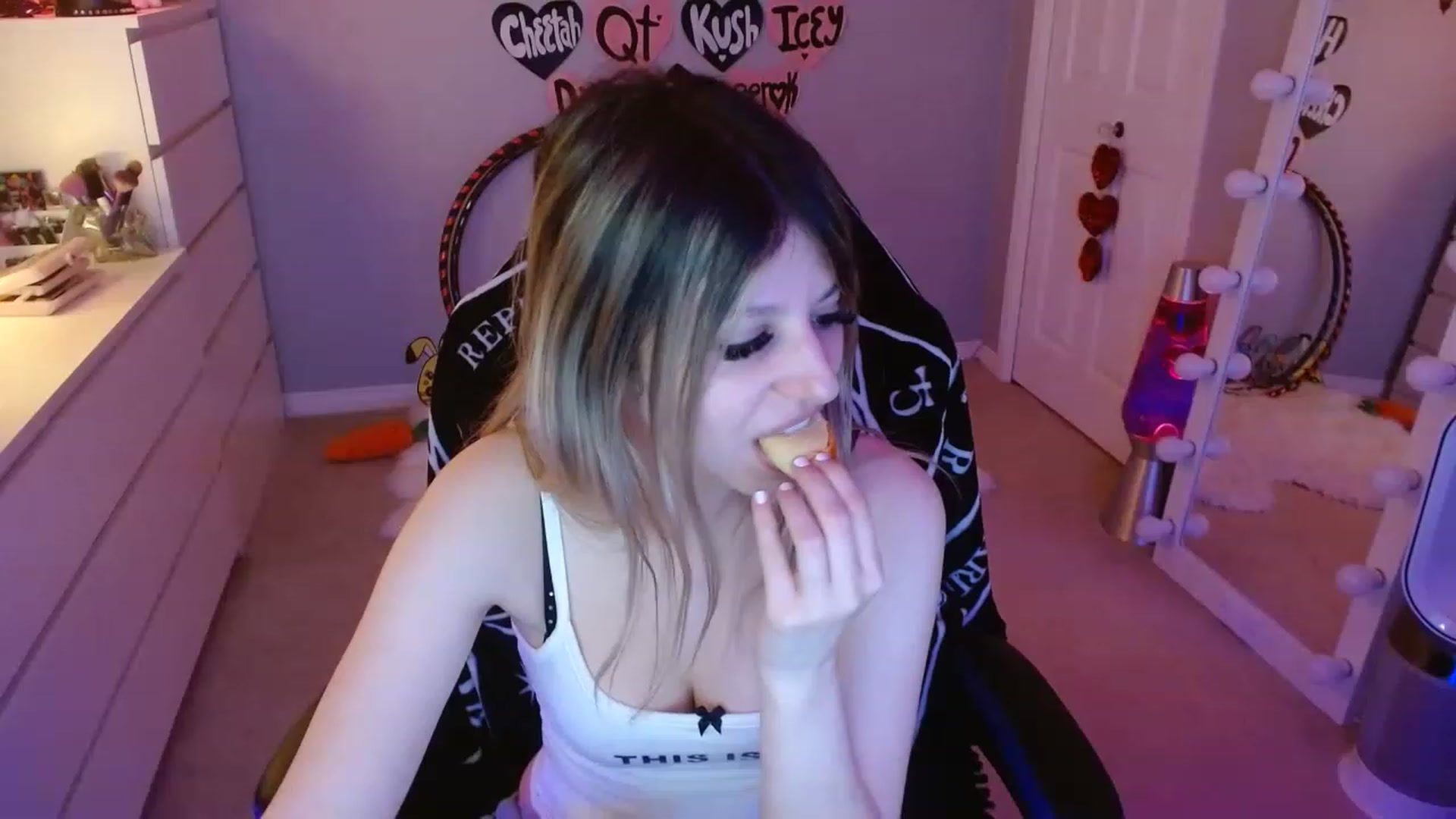 Gallery image thumbnail from Serafina's myfreecams stream on, 04/30/2023, 06:14 image 3 of 20