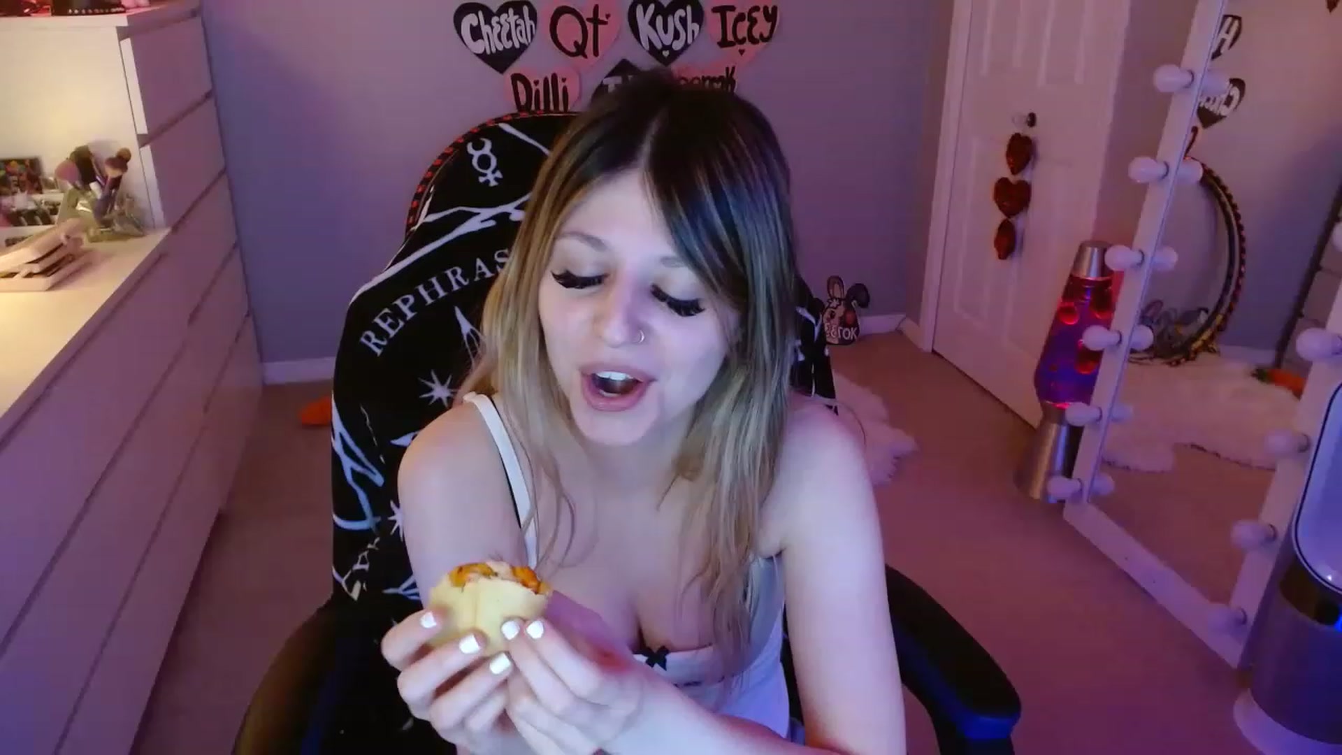 Gallery image thumbnail from Serafina's myfreecams stream on, 04/30/2023, 06:14 image 2 of 20