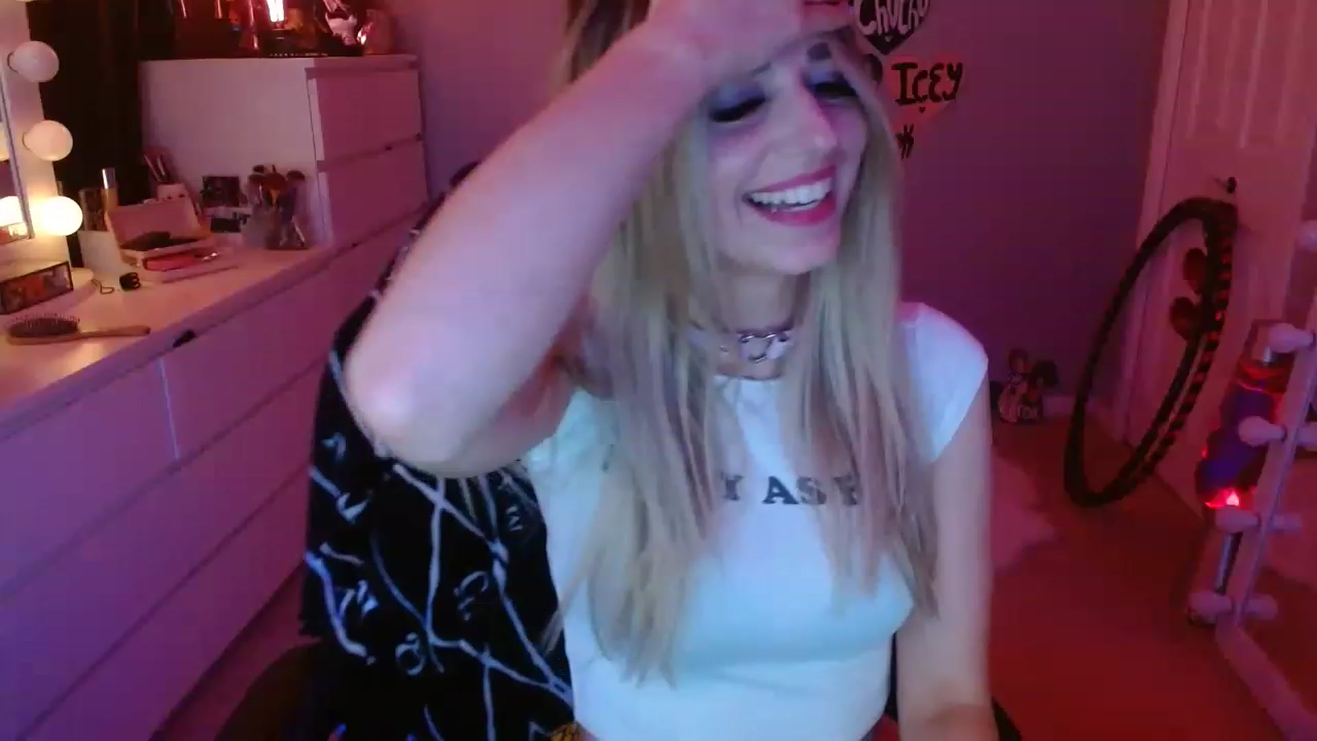 Gallery image thumbnail from Serafina's myfreecams stream on, 05/08/2023, 01:50 image 17 of 20