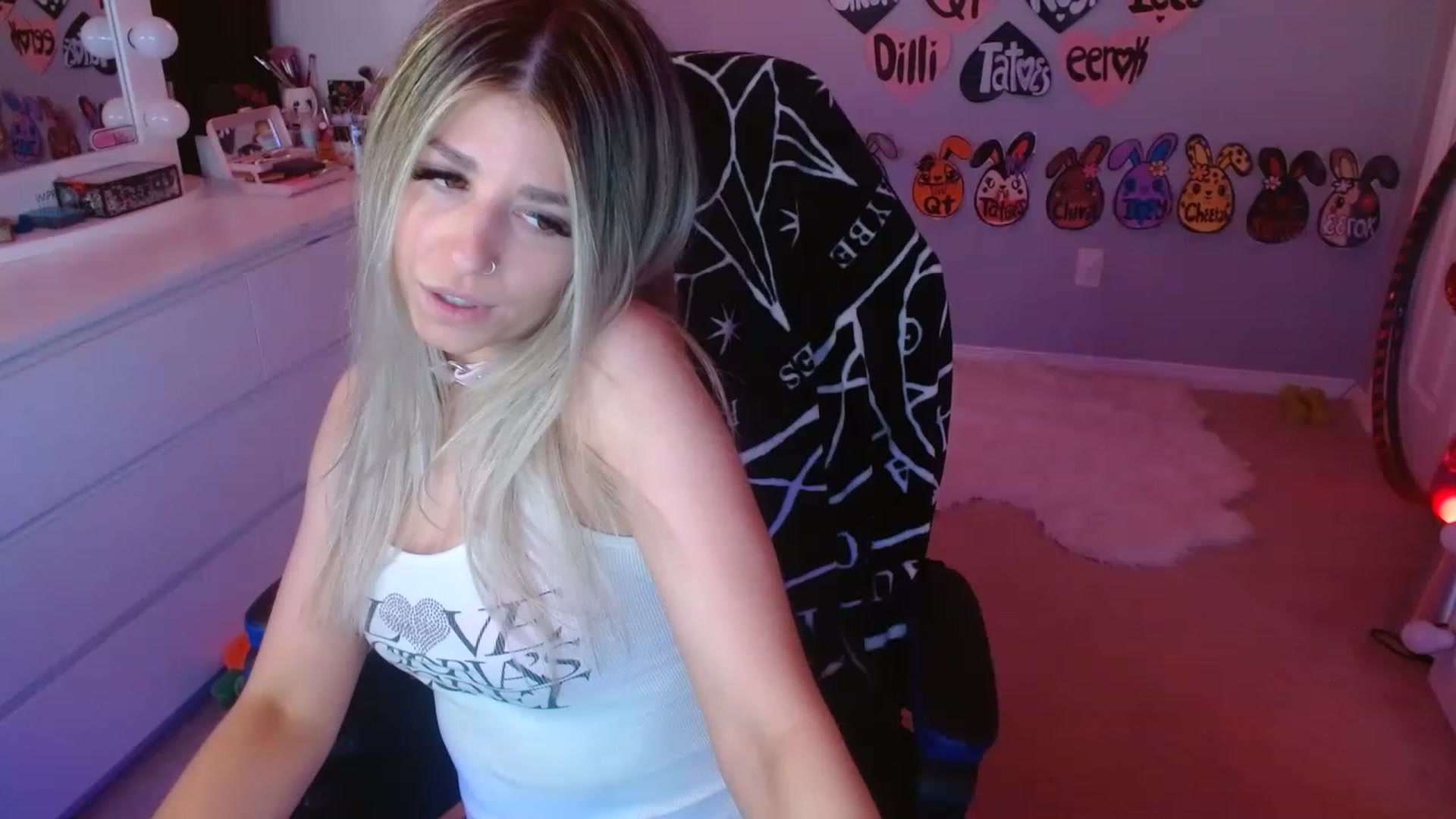 Gallery image thumbnail from Serafina's myfreecams stream on, 05/27/2023, 05:06 image 15 of 20