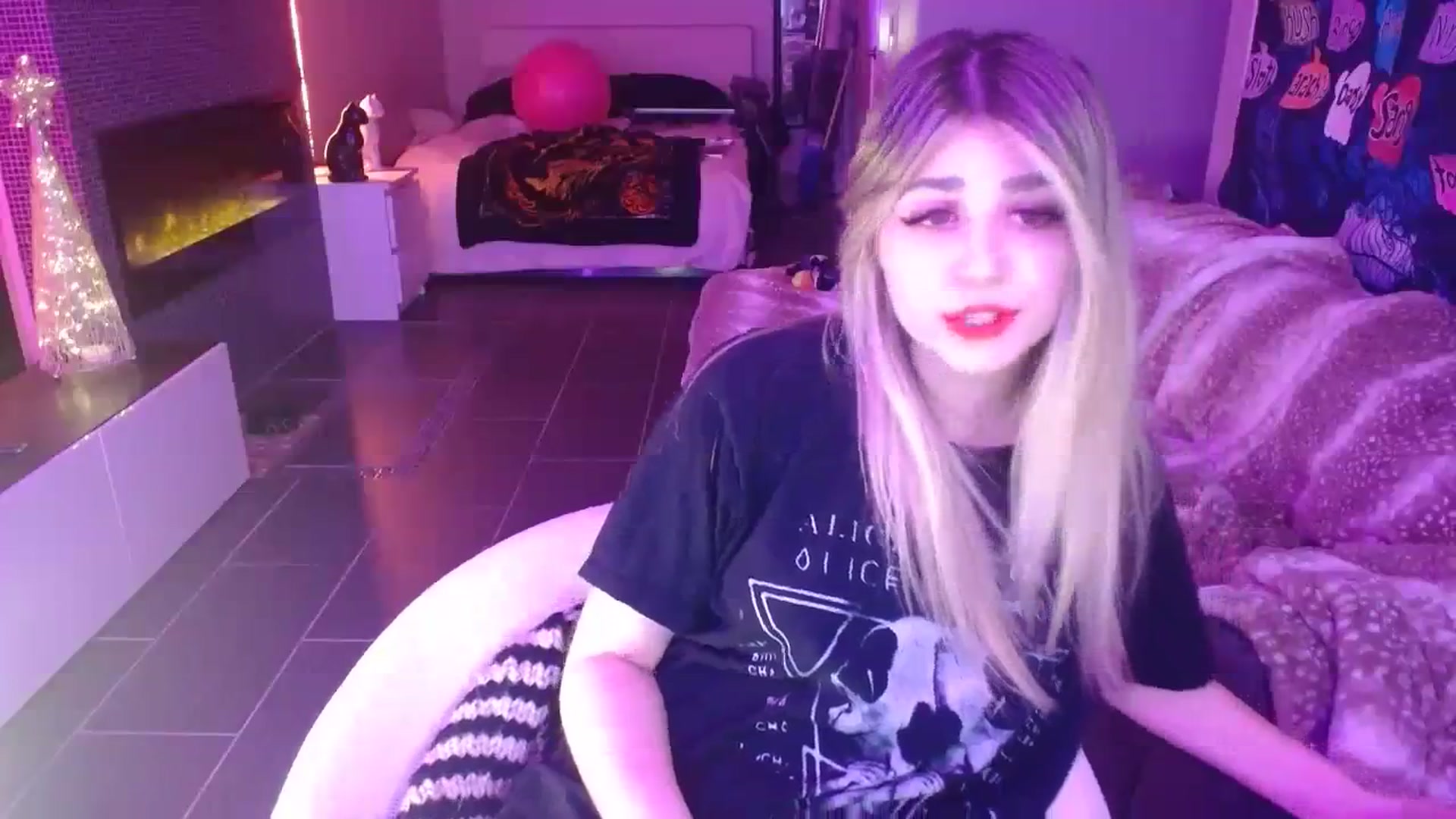 Gallery image thumbnail from Serafina's myfreecams stream on, 11/17/2023, 07:17 image 14 of 20