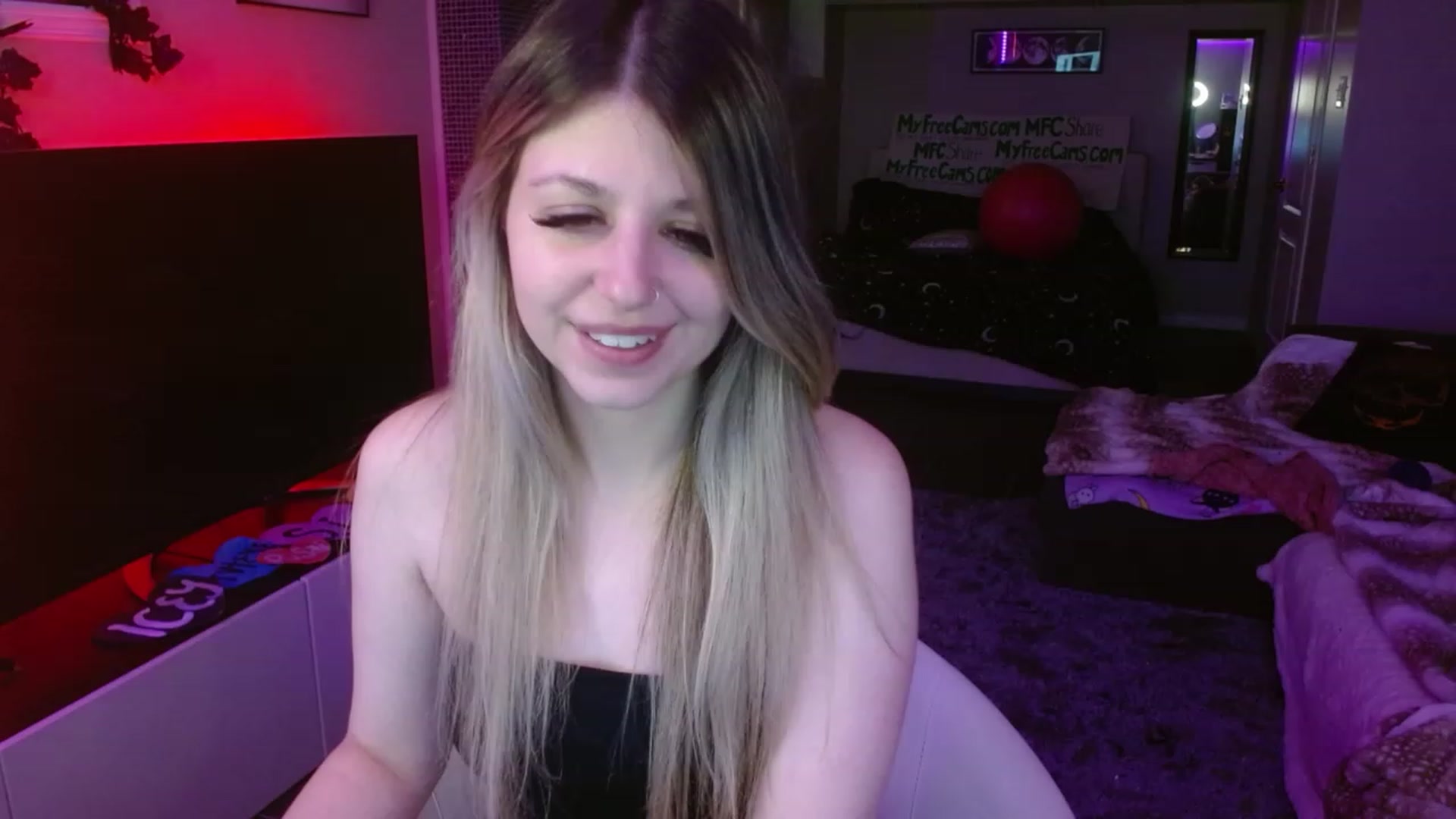 Gallery image thumbnail from Serafina's myfreecams stream on, 02/04/2024, 07:03 image 18 of 20