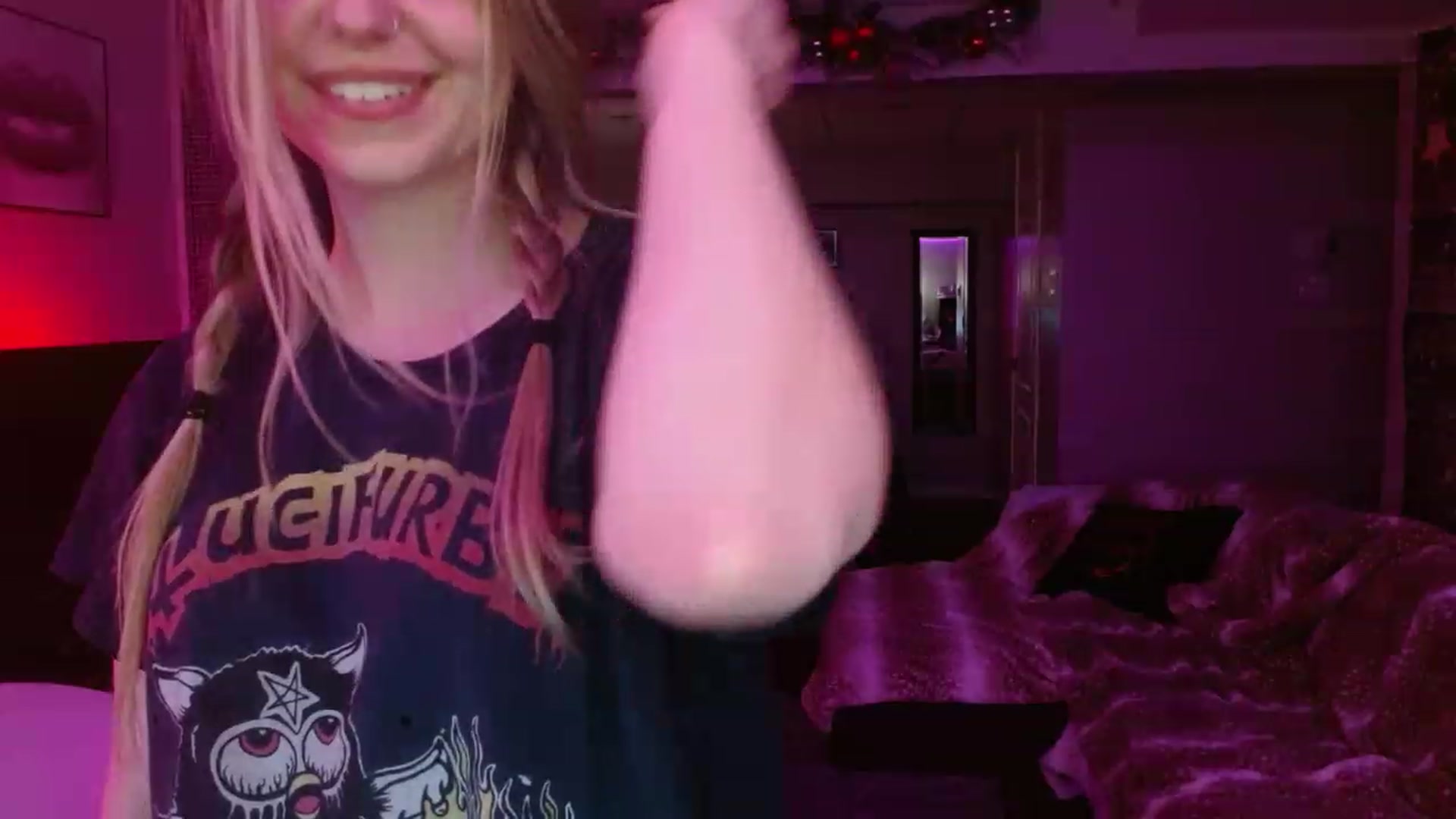 Gallery image thumbnail from Serafina's myfreecams stream on, 02/19/2024, 07:07 image 16 of 20