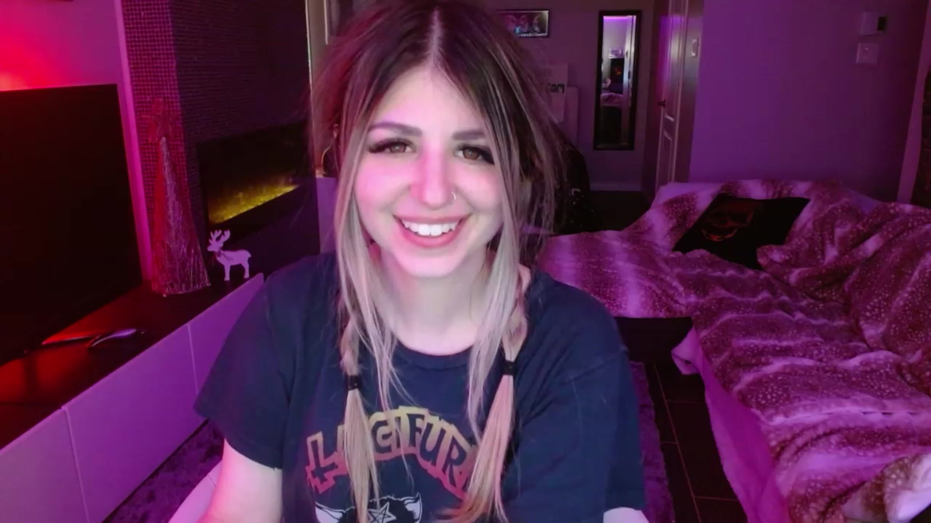 Gallery image thumbnail from Serafina's myfreecams stream on, 02/19/2024, 07:07 image 15 of 20