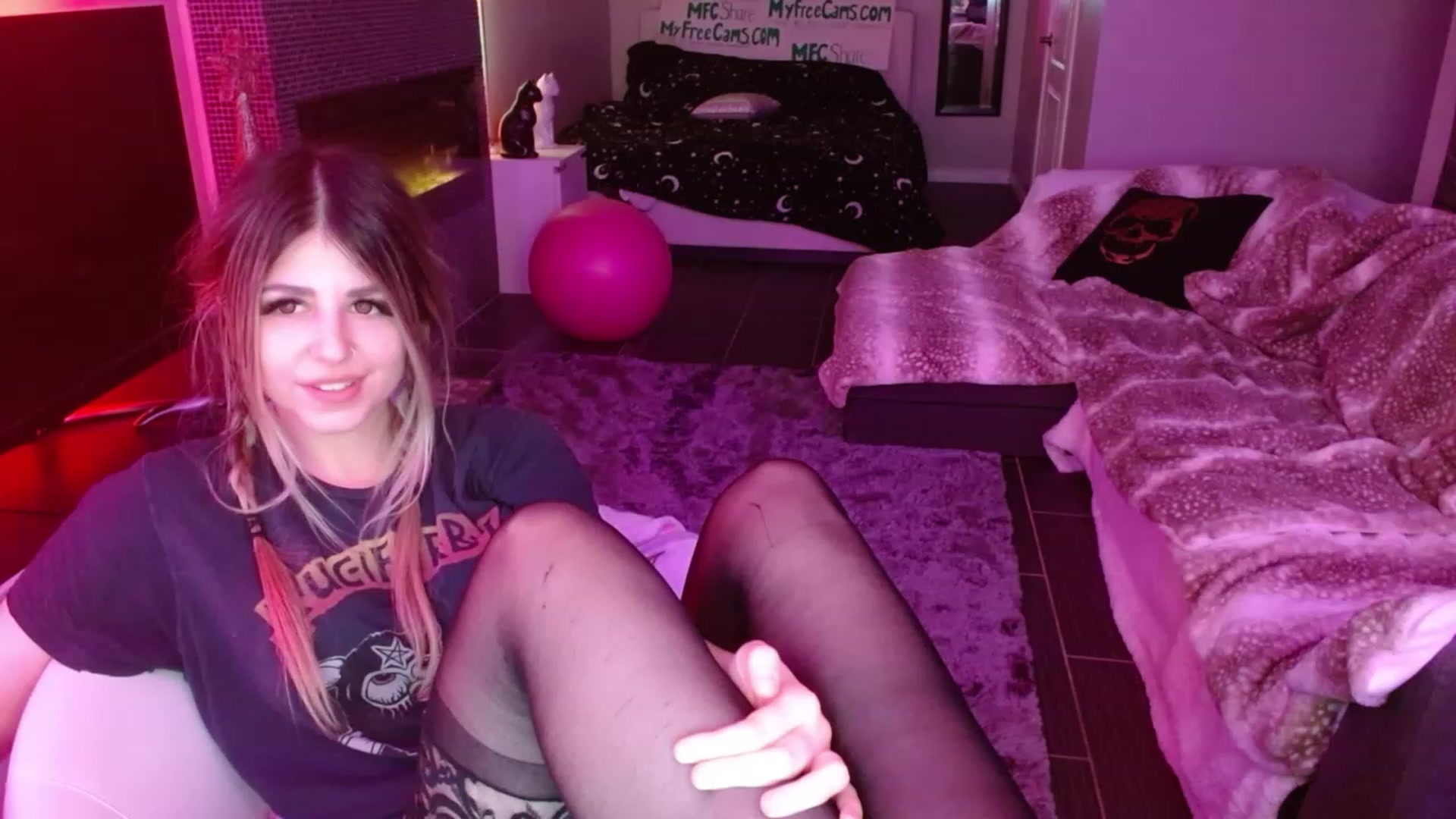 Gallery image thumbnail from Serafina's myfreecams stream on, 02/19/2024, 07:07 image 1 of 20
