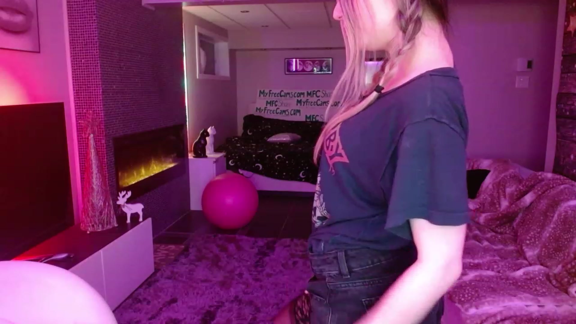 Gallery image thumbnail from Serafina's myfreecams stream on, 02/19/2024, 07:07 image 12 of 20